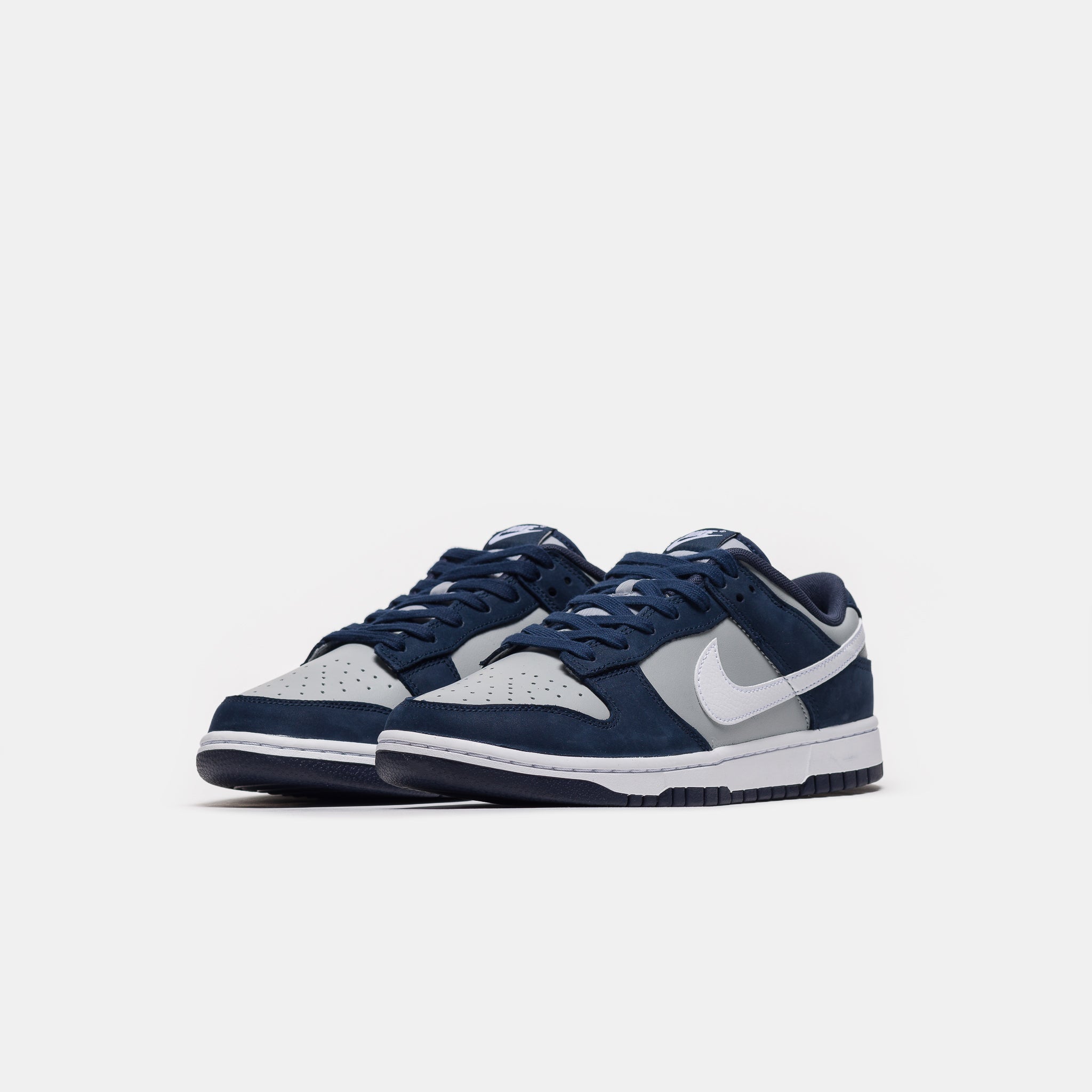 Dunk Low Sneaker in Obsidian/White/Light Smoke Grey