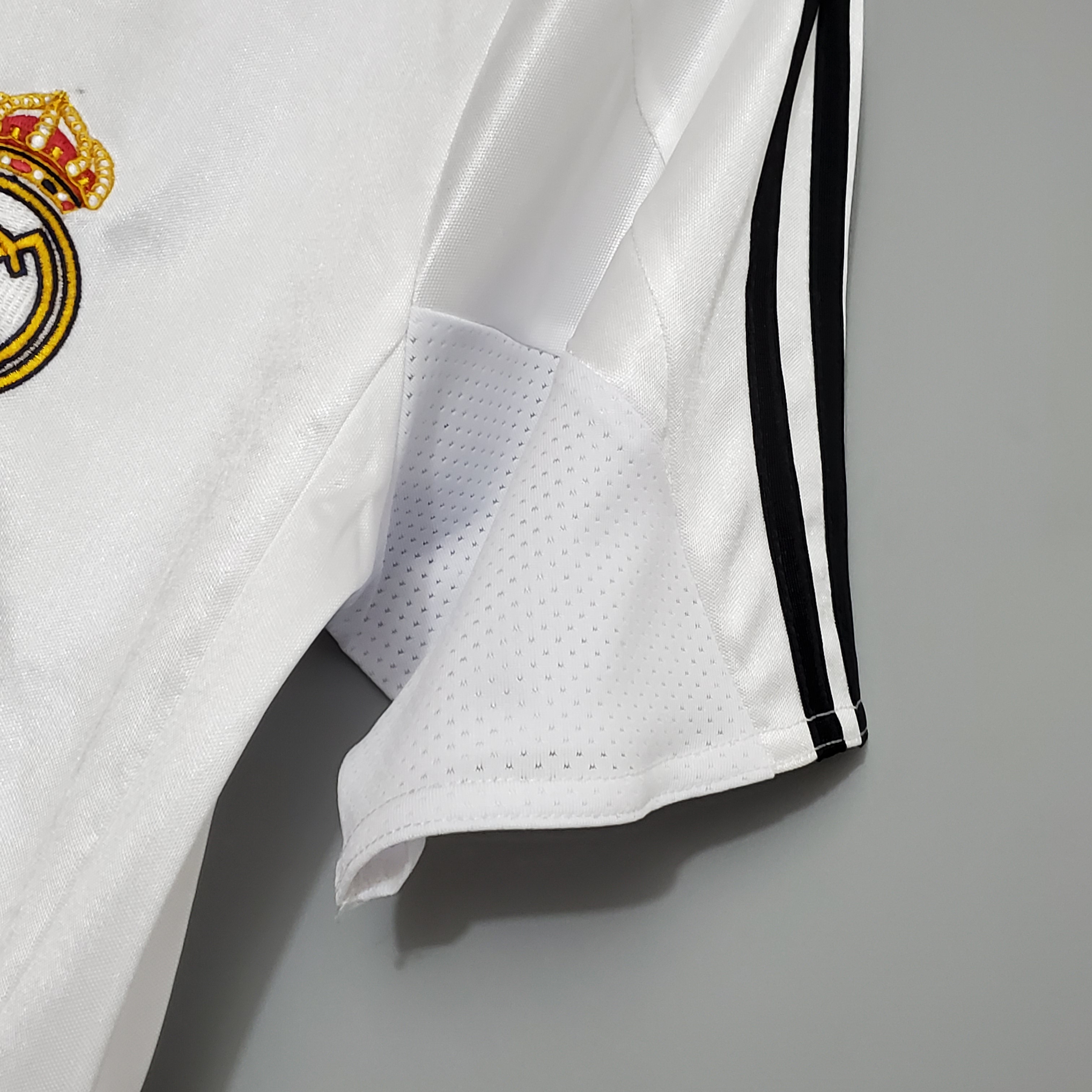 ManixJersey.com | Retro Real Madrid 04-05 Home Stadium Jersey -Customize Name, Number and Patch | Worldwide Shipping