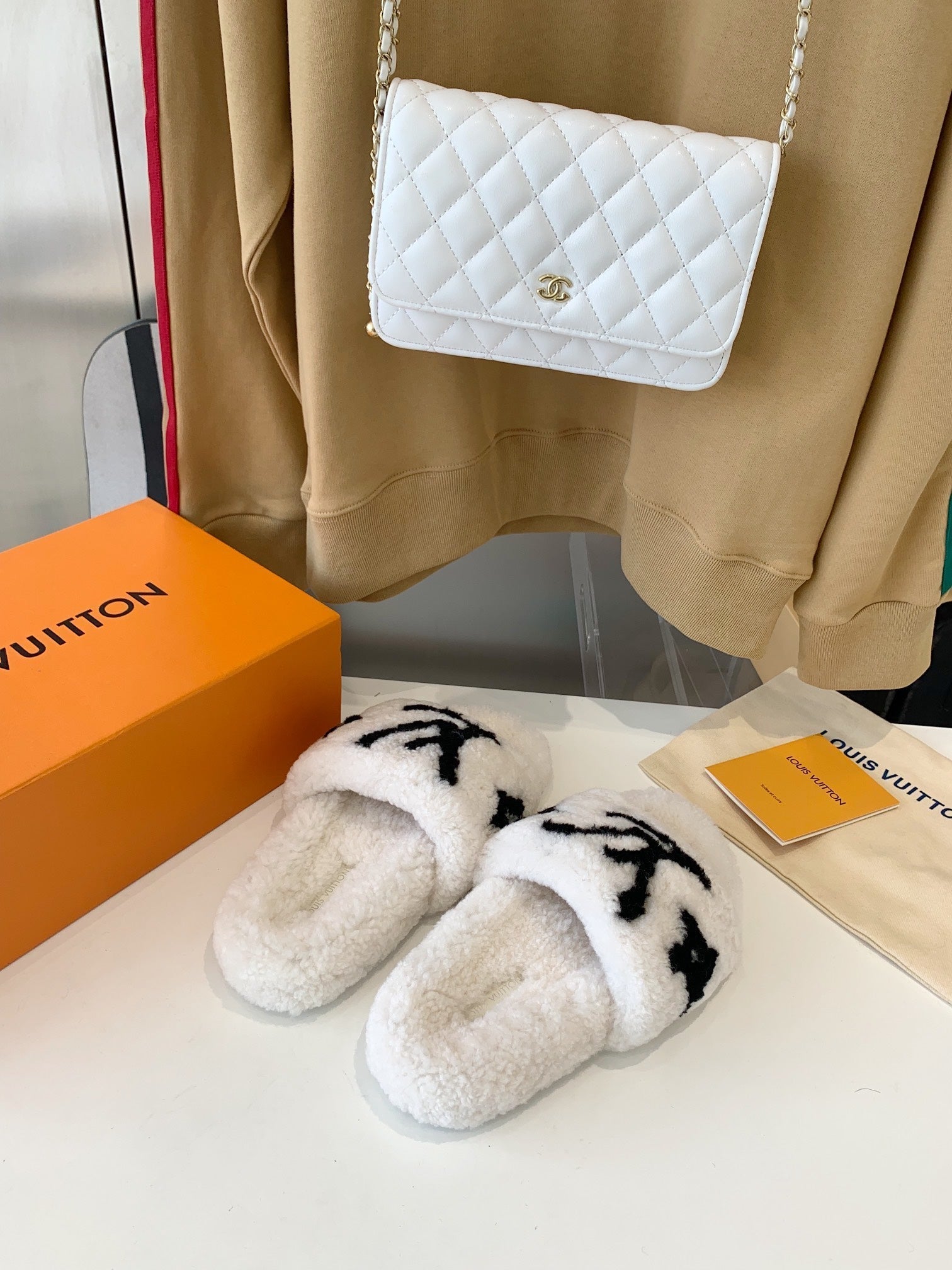 LV WOMEN'S PASEO FLAT SLIPPER IN WHITE FLEECE WITH BLACK LOGO、mysite、Cacoeks