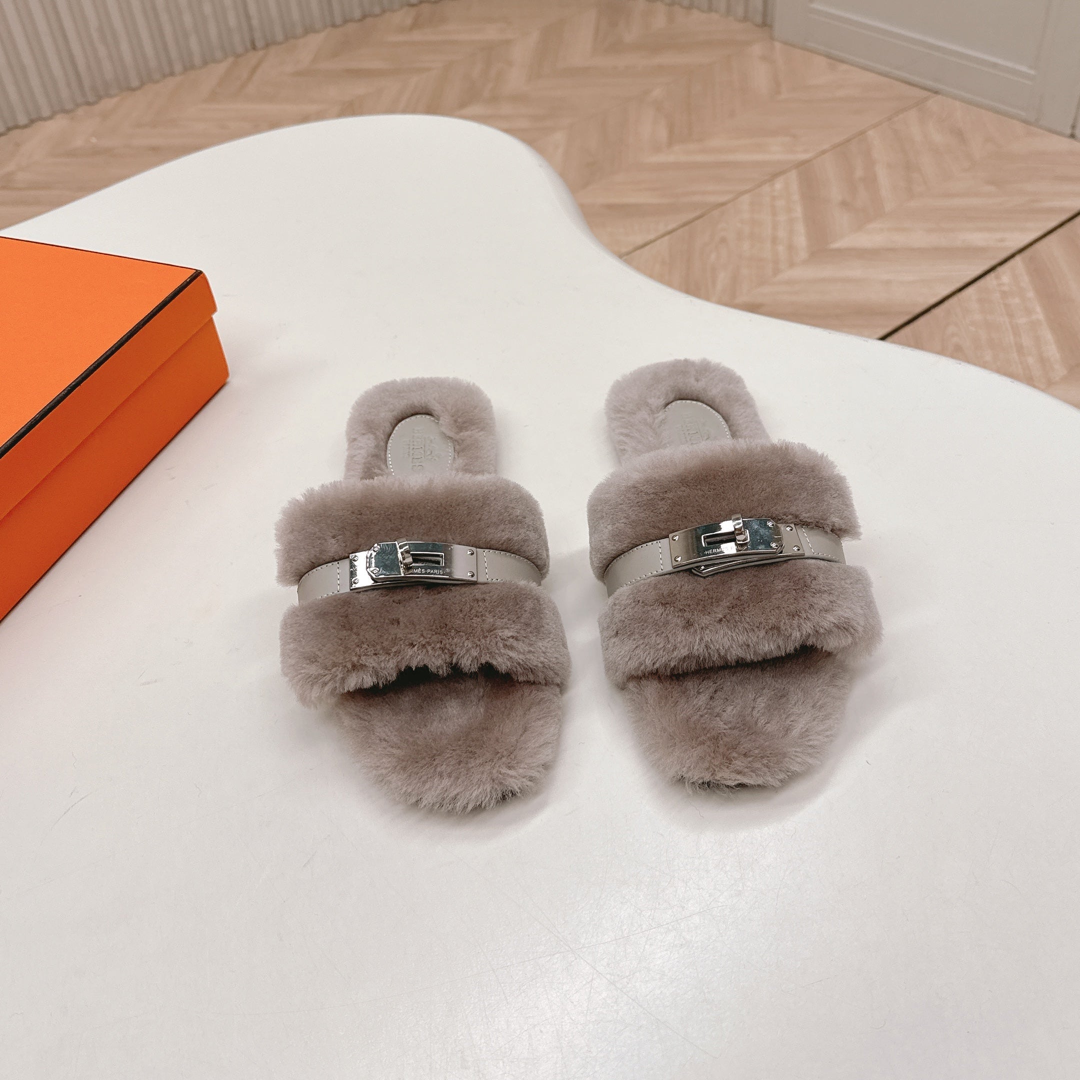 HM 25S ORAN SANDAL IN PALE BEIGE GRAY SHEARLING WITH SILVER HARDWARE、mysite、Cacoeks