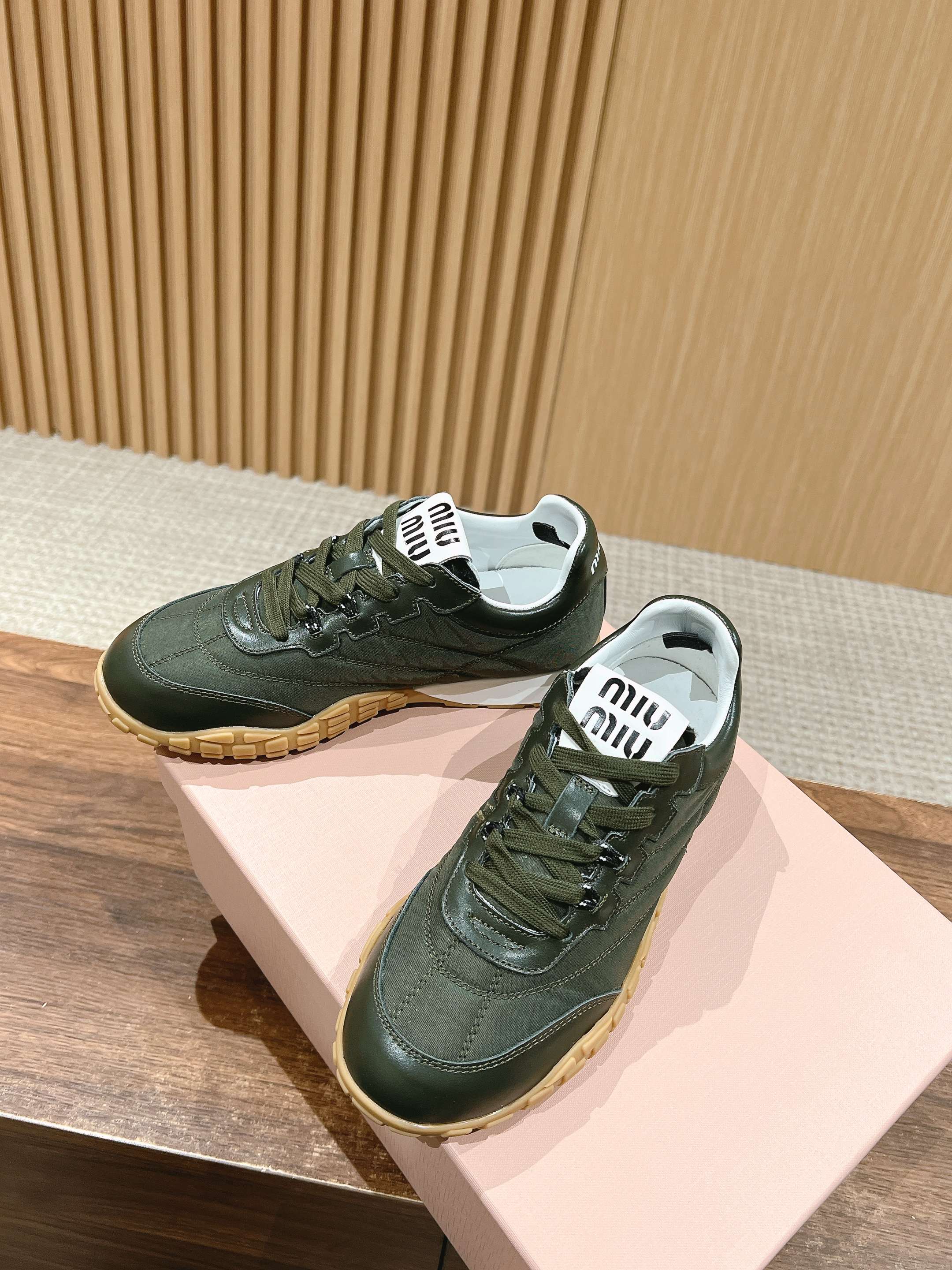 RUNNING SNEAKERS IN ARMY GREEN LAMBSKIN AND FABRIC ANTI-SLIP RUBBER SOLE、mysite、Cacoeks