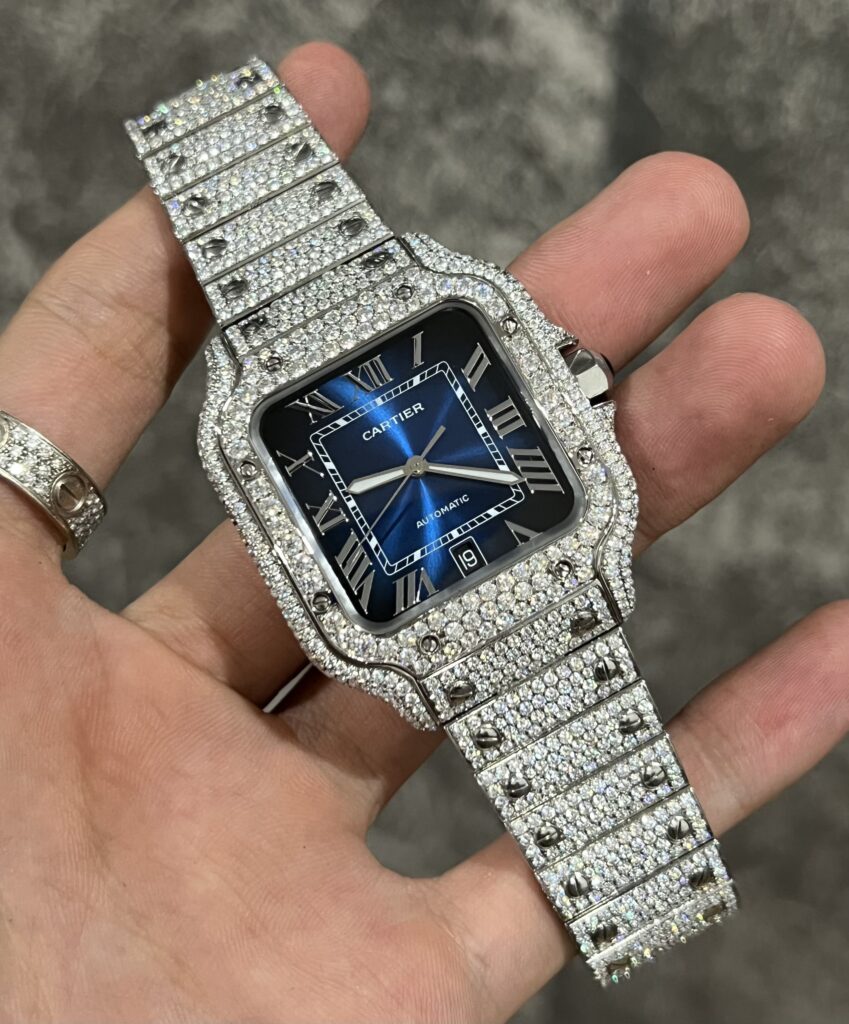 Đồng Hồ Cartier Santos Đính Full Kim Cương Moissanite Mặt Xanh 39 (4)