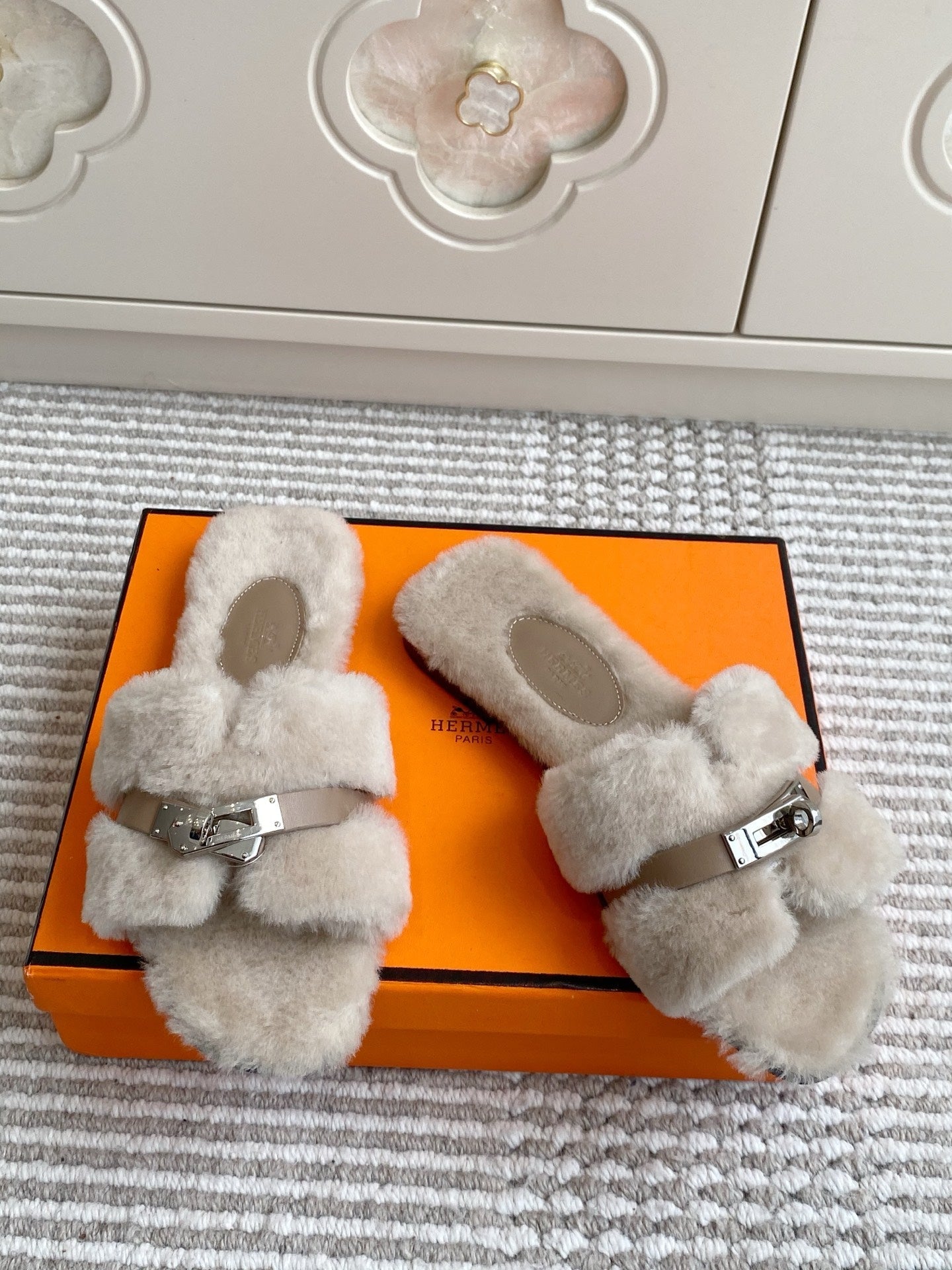 HM 25S ECLAIR SANDAL IN PALE BEIGE GRAY SHEARLING WITH SILVER HARDWARE、mysite、Cacoeks