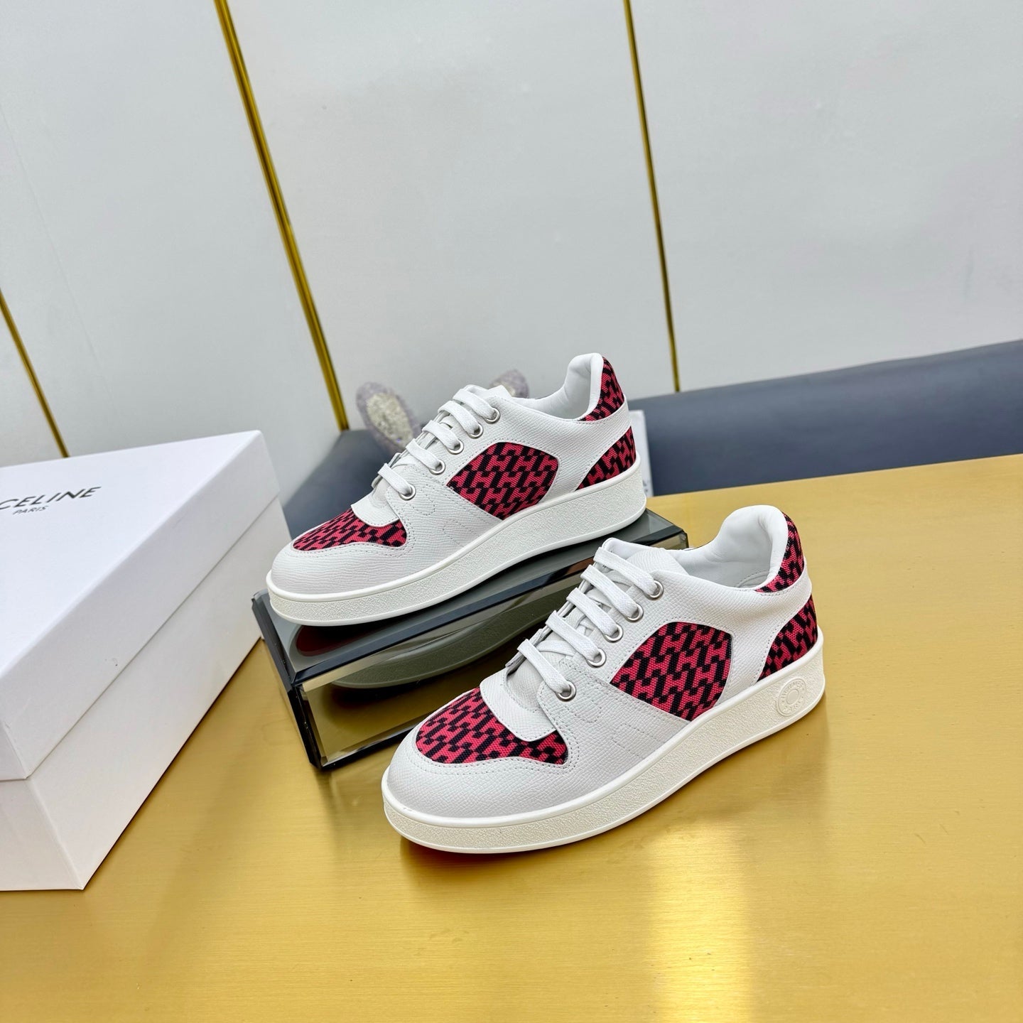 FREE SNEAKER IN WHITE CALFSKIN AND "H EN BIAIS" RED CANVAS.、mysite、Cacoeks