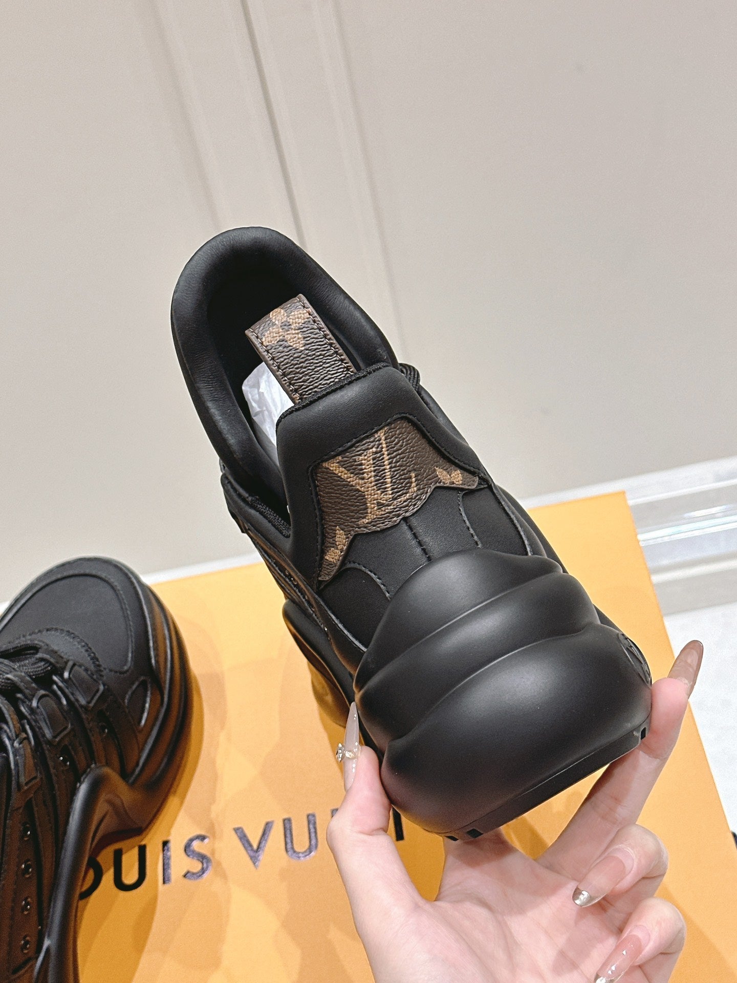 LV BARRACUDA SNEAKER IN BLACK CALFSKIN、mysite、Cacoeks
