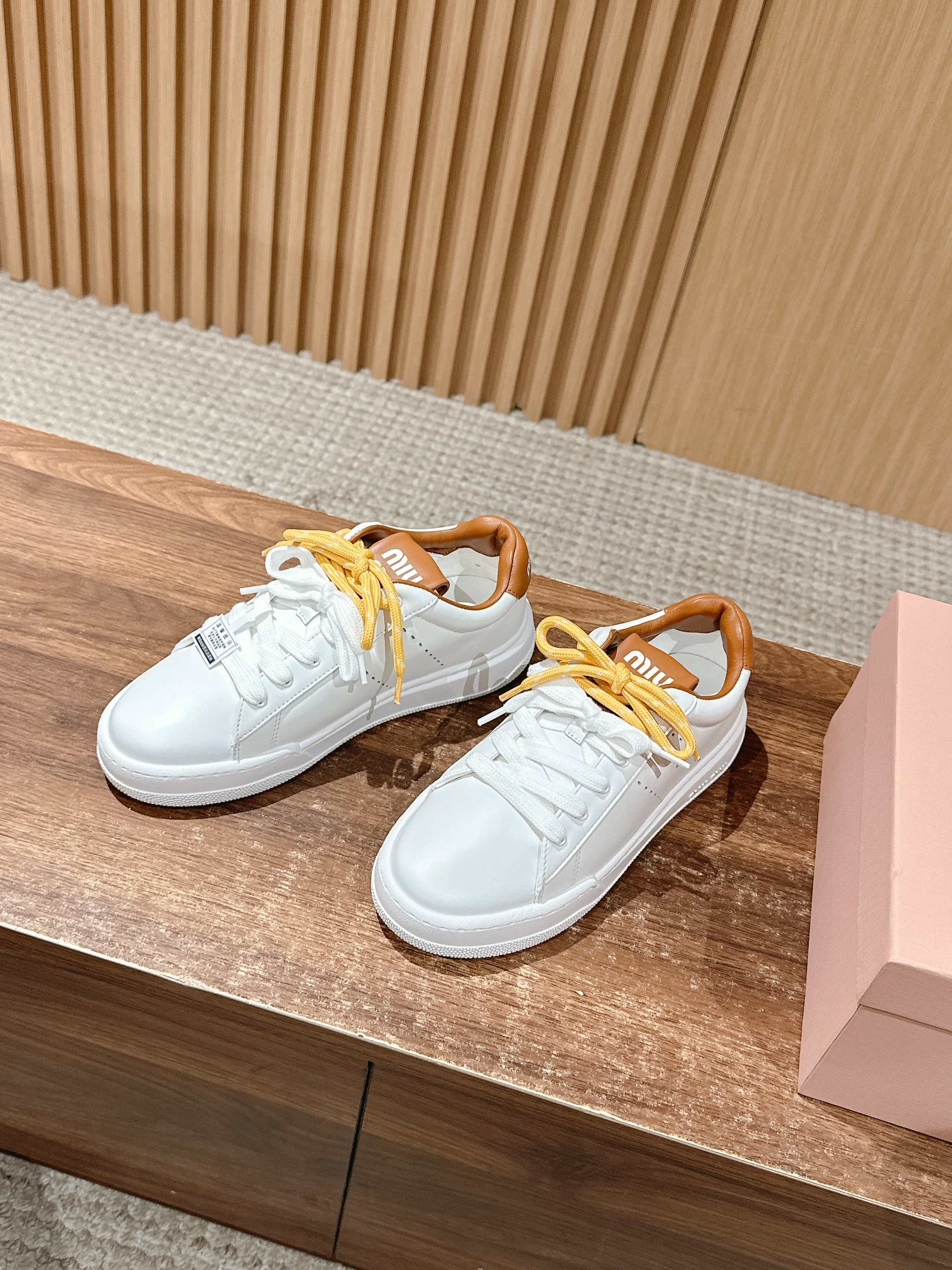 MM SNEAKERS IN WHITE CALFSKIN WITH YELLOW LACES、mysite、Cacoeks