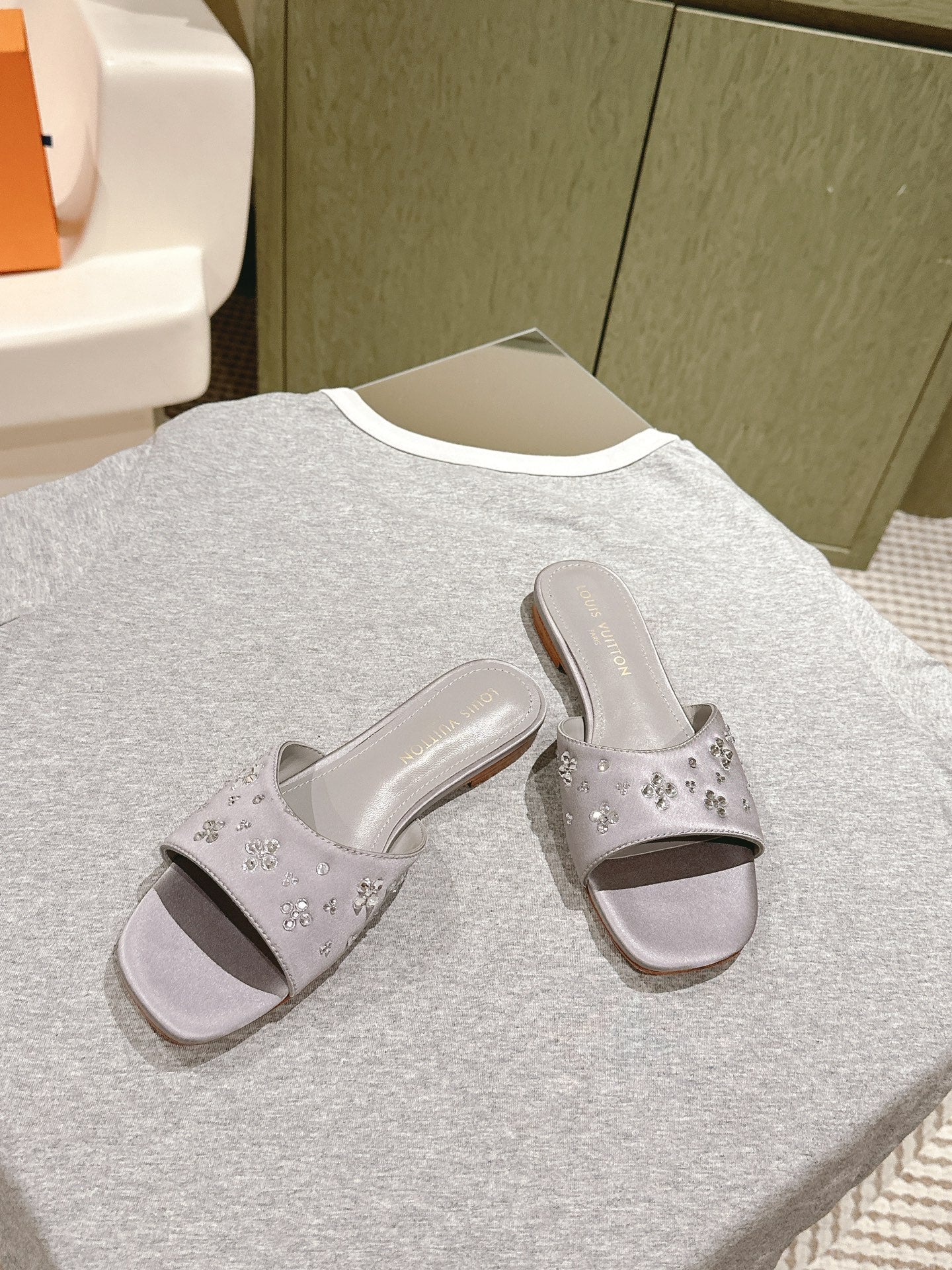 LV WOMEN FLAT MULE IN PASTEL PURPLE SATIN WITH RHINESTONE、mysite、Cacoeks