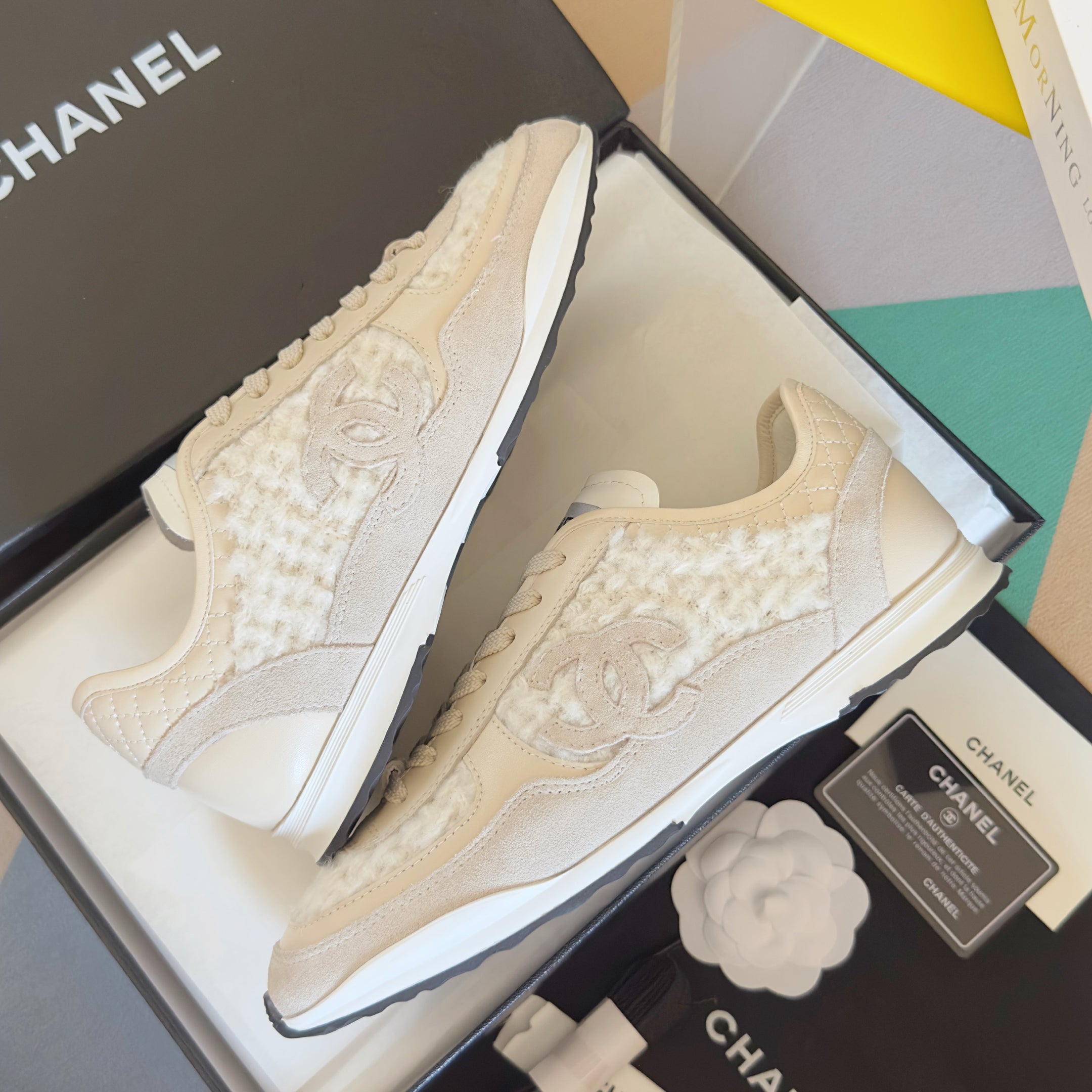 CHANEL 25S SNEAKERS 20MM IN WHITE CALFSKIN AND SUEDE、mysite、Cacoeks