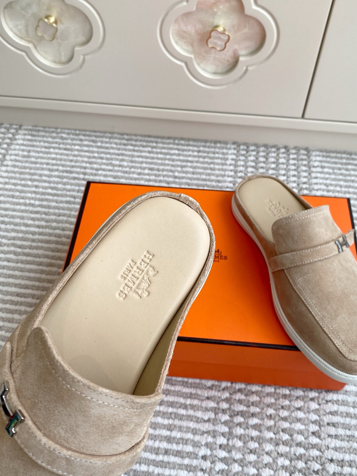 HM 25S MULES IN BEIGE SUEDE WITH SILVER HARDWARE、mysite、Cacoeks
