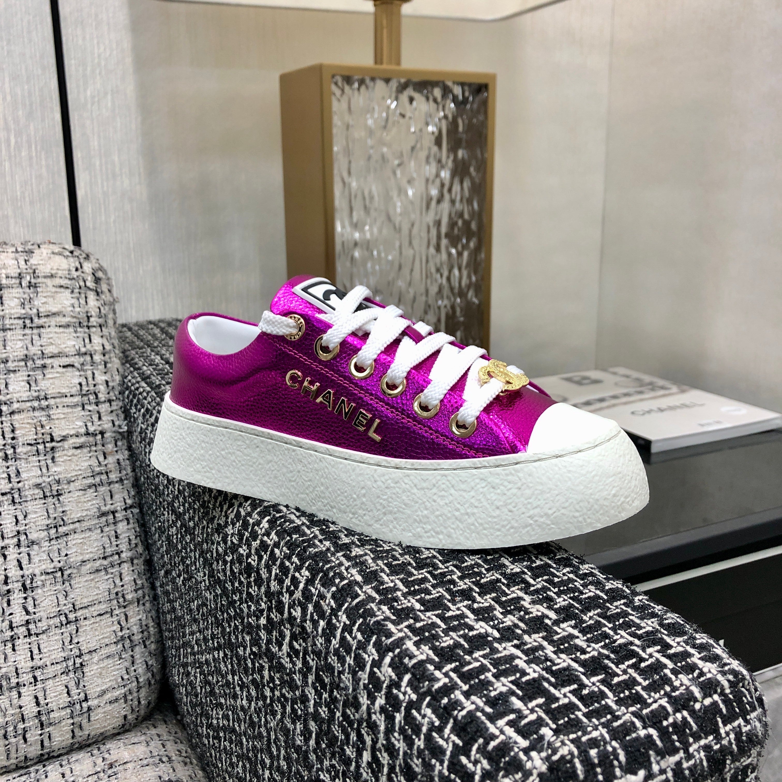 CASUAL SNEAKER IN MAGENTA PURPLE METALLIC LAMBSKIN WITH GOLD LOGO、mysite、Cacoeks