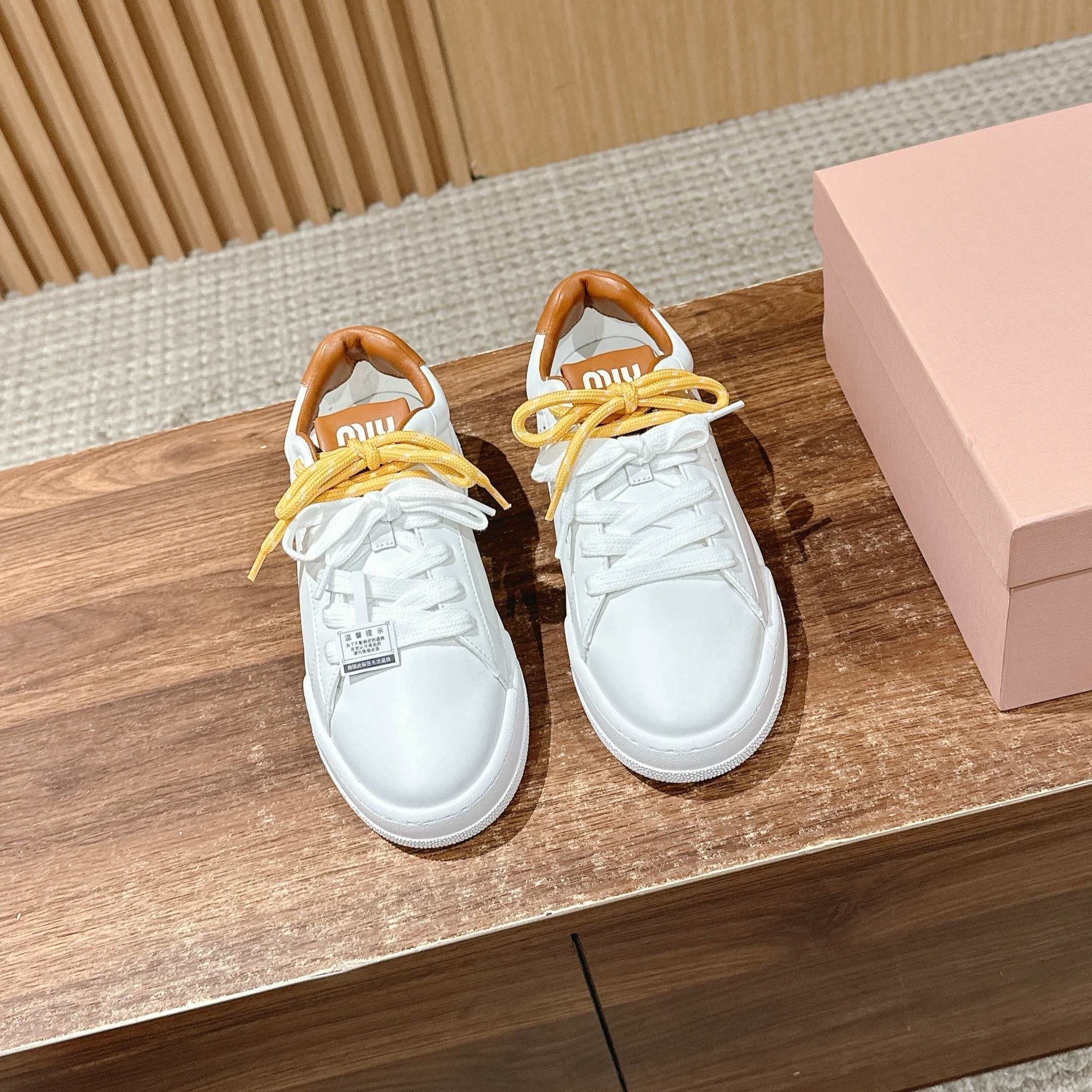 MM SNEAKERS IN WHITE CALFSKIN WITH YELLOW LACES、mysite、Cacoeks