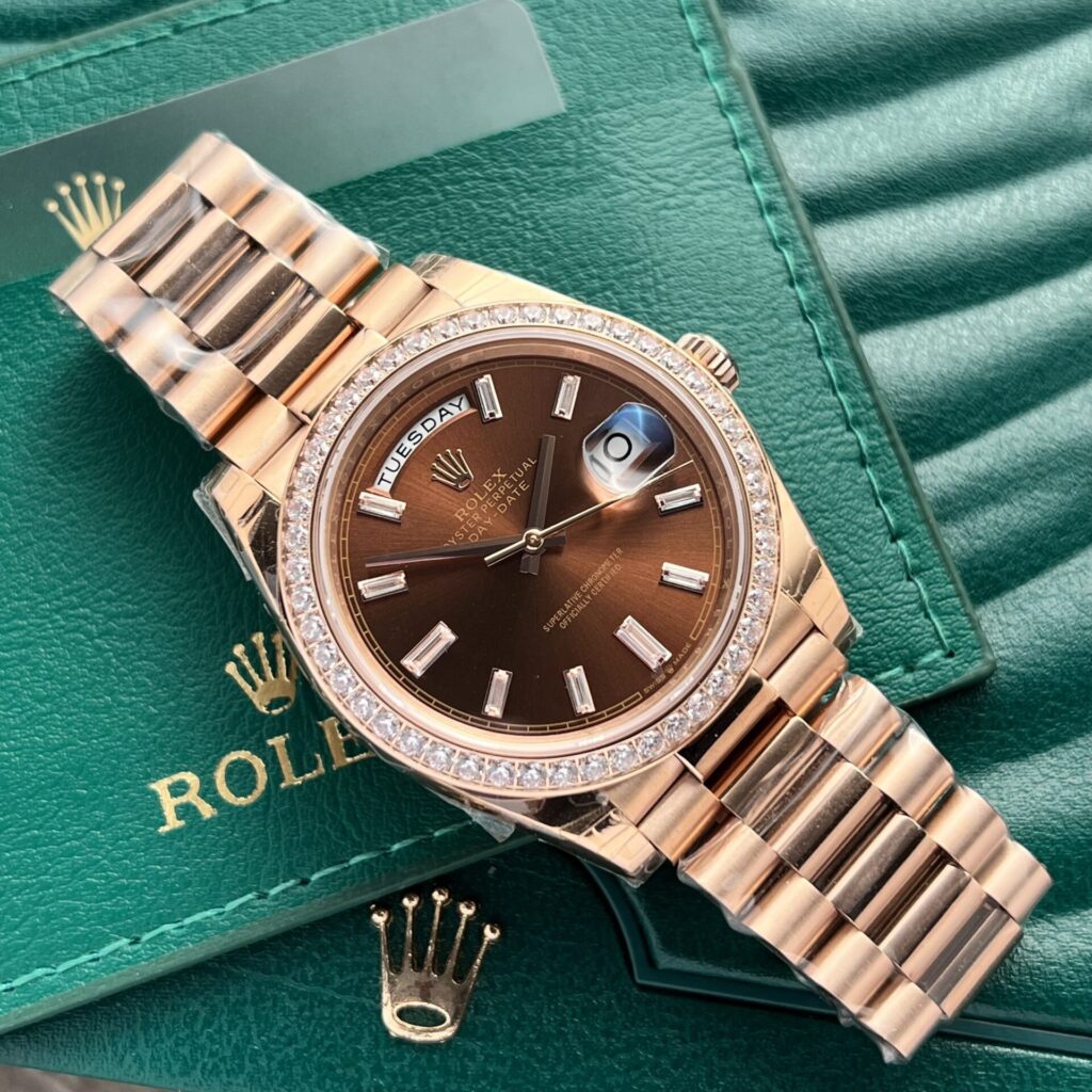 Đồng Hồ Rolex Day-Date 228235 Mặt Chocolate Đính Đá Fake 11 EW (2)