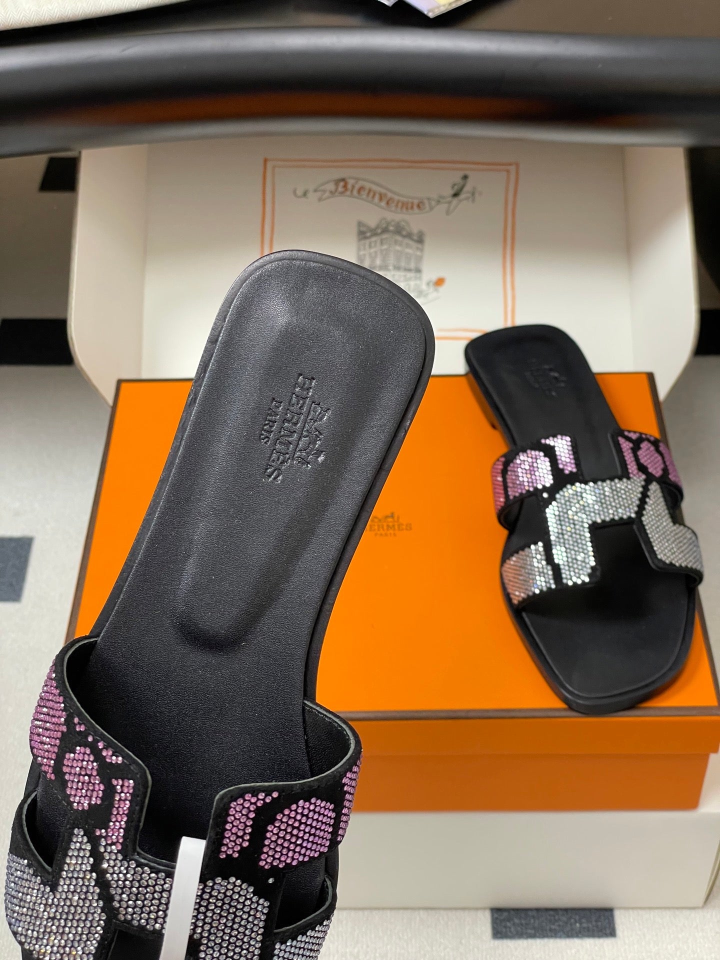 HM 25S ORAN SANDAL IN BLACK LAMBSKIN WITH WHITE MIX PINK STONE DETAILS、mysite、Cacoeks