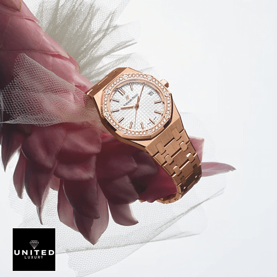 Audemars Piguet Diamond Bezel Replica audemars piguet royal oak selfwinding yellow gold 67651BA.ZZ .1261BA.01 replica unitedluxurynet 1 Audemars Piguet Royal Oak Replica white background