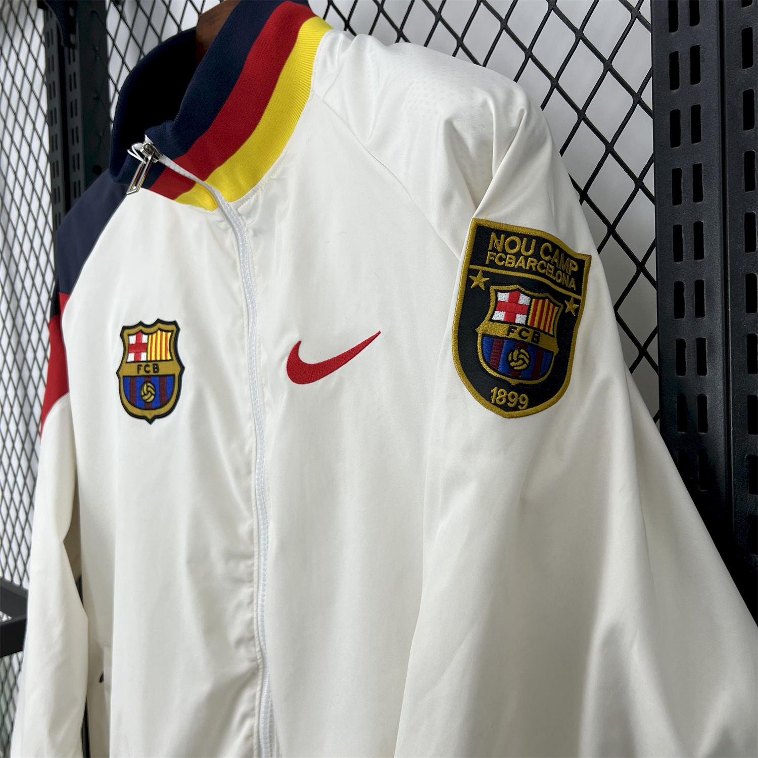 GlobeJersey-Retro Barcelona 1994-95 Player Windbreaker - White