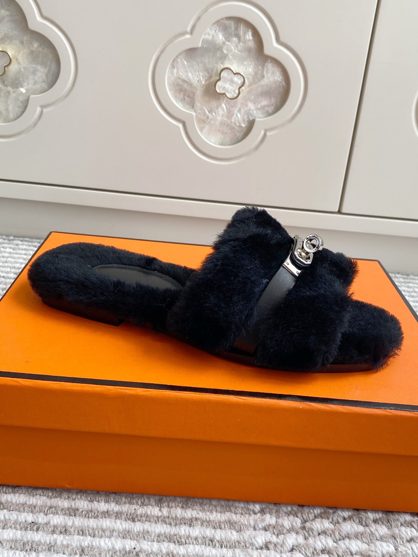 HM 25S ECLAIR SANDAL IN BLACK SHEARLING WITH SILVER HARDWARE、mysite、Cacoeks