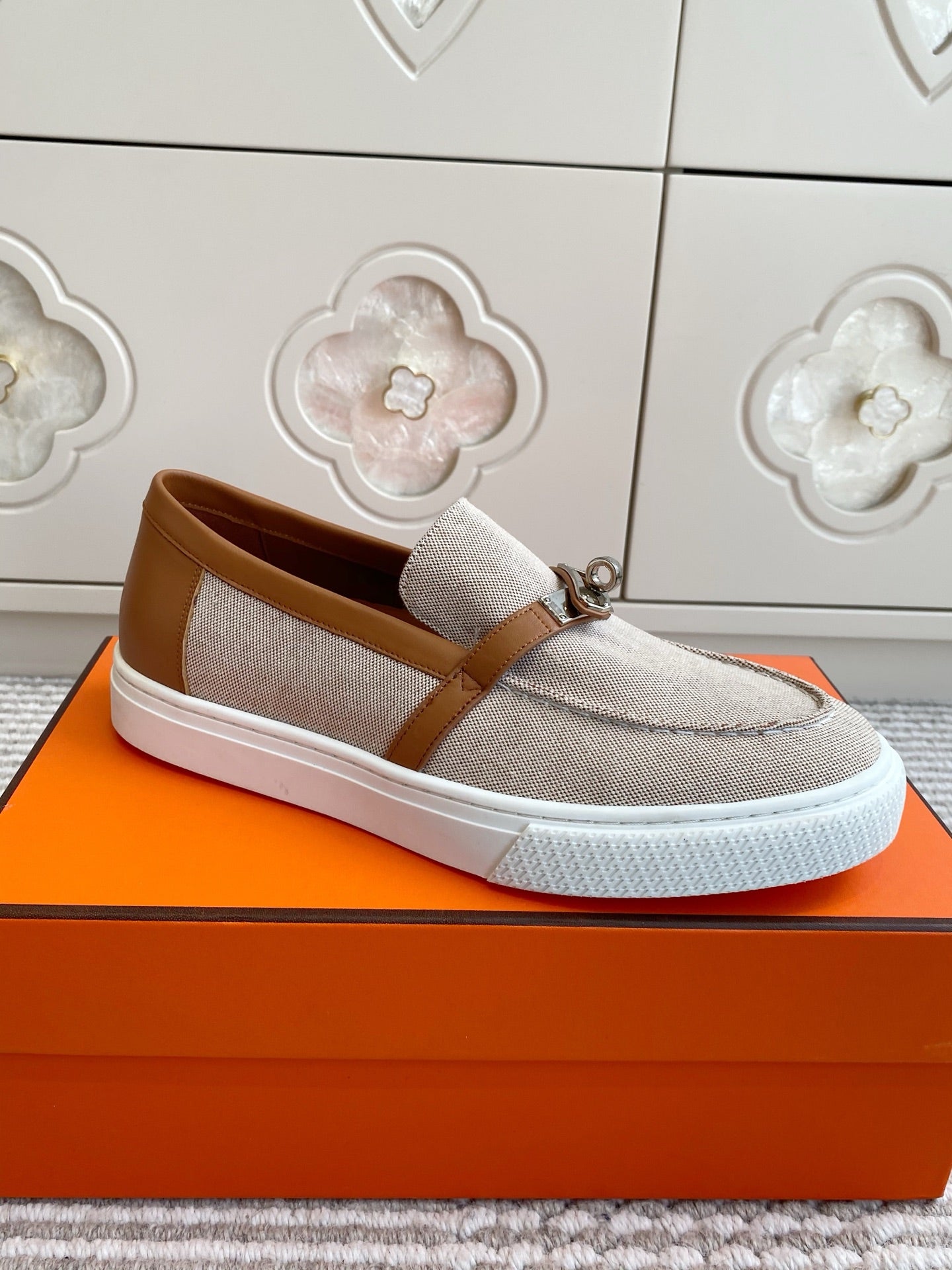 HM 25S SLIP-ON IN LIGHT BEIGE CANVAS AND BROWN LAMBSKIN WITH SILVER HARDWARE、mysite、Cacoeks