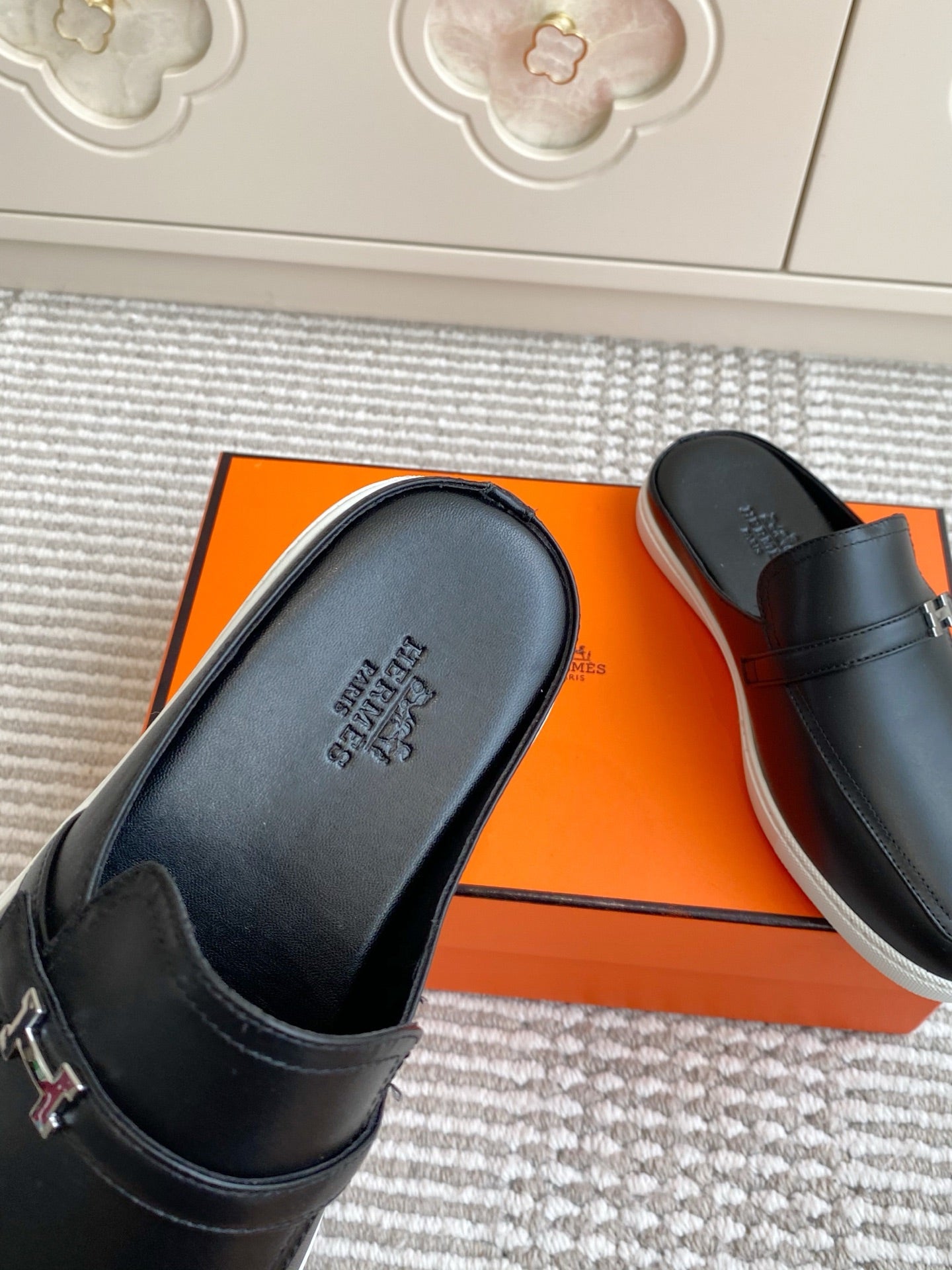 HM 25S MULES IN BLACK LAMBSKIN WITH SILVER HARDWARE、mysite、Cacoeks