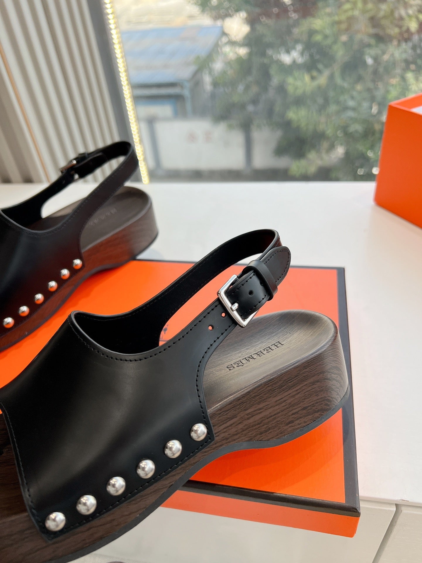 FLAT SANDAL IN BLACK CALFSKIN、mysite、Cacoeks