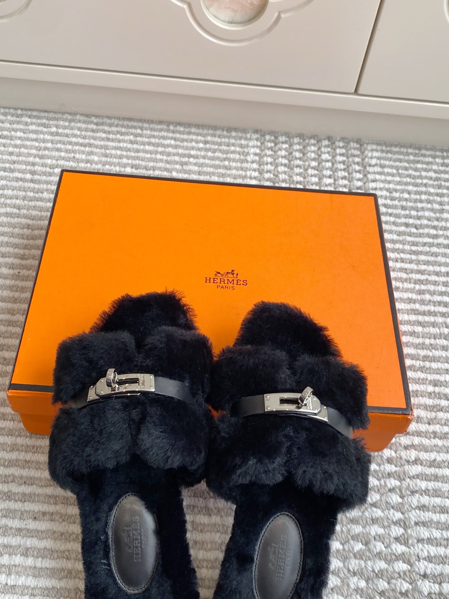 HM 25S ECLAIR SANDAL IN BLACK SHEARLING WITH SILVER HARDWARE、mysite、Cacoeks