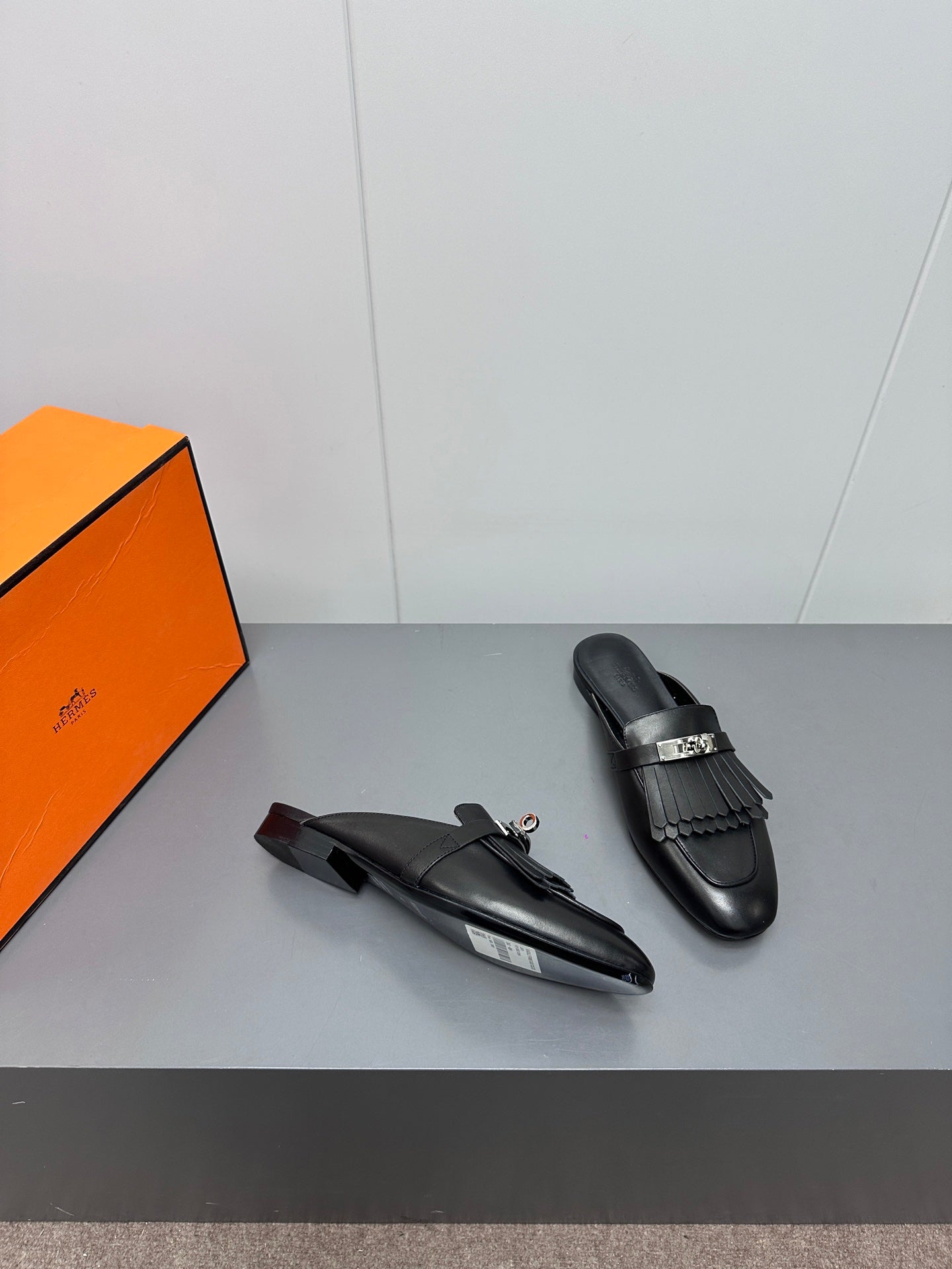 0Z MULE IN BLACK LAMBSKIN WITH FRINGE DETAIL、mysite、Cacoeks