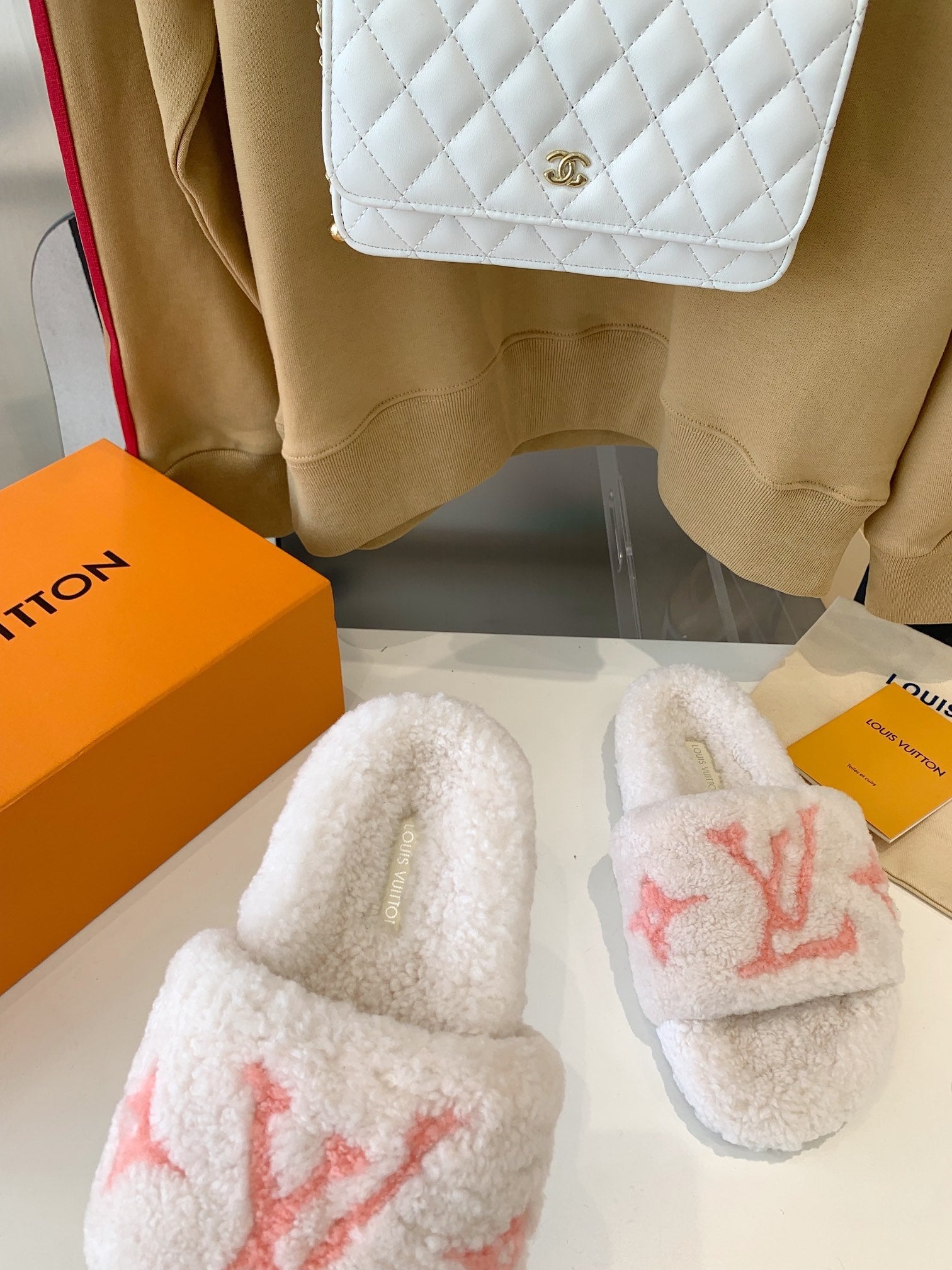 LV WOMEN'S PASEO FLAT SLIPPER IN WHITE FLEECE WITH LIGHT PINK LOGO、mysite、Cacoeks