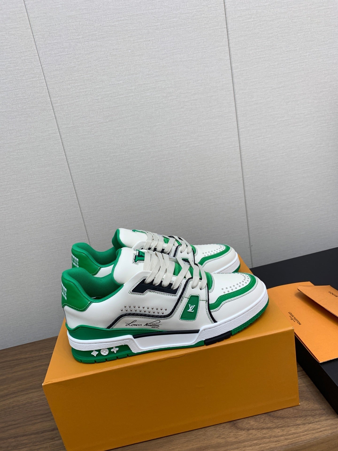 LV WOMEN'S TRAINER IN WHITE MIX GREEN CALFSKIN、mysite、Cacoeks