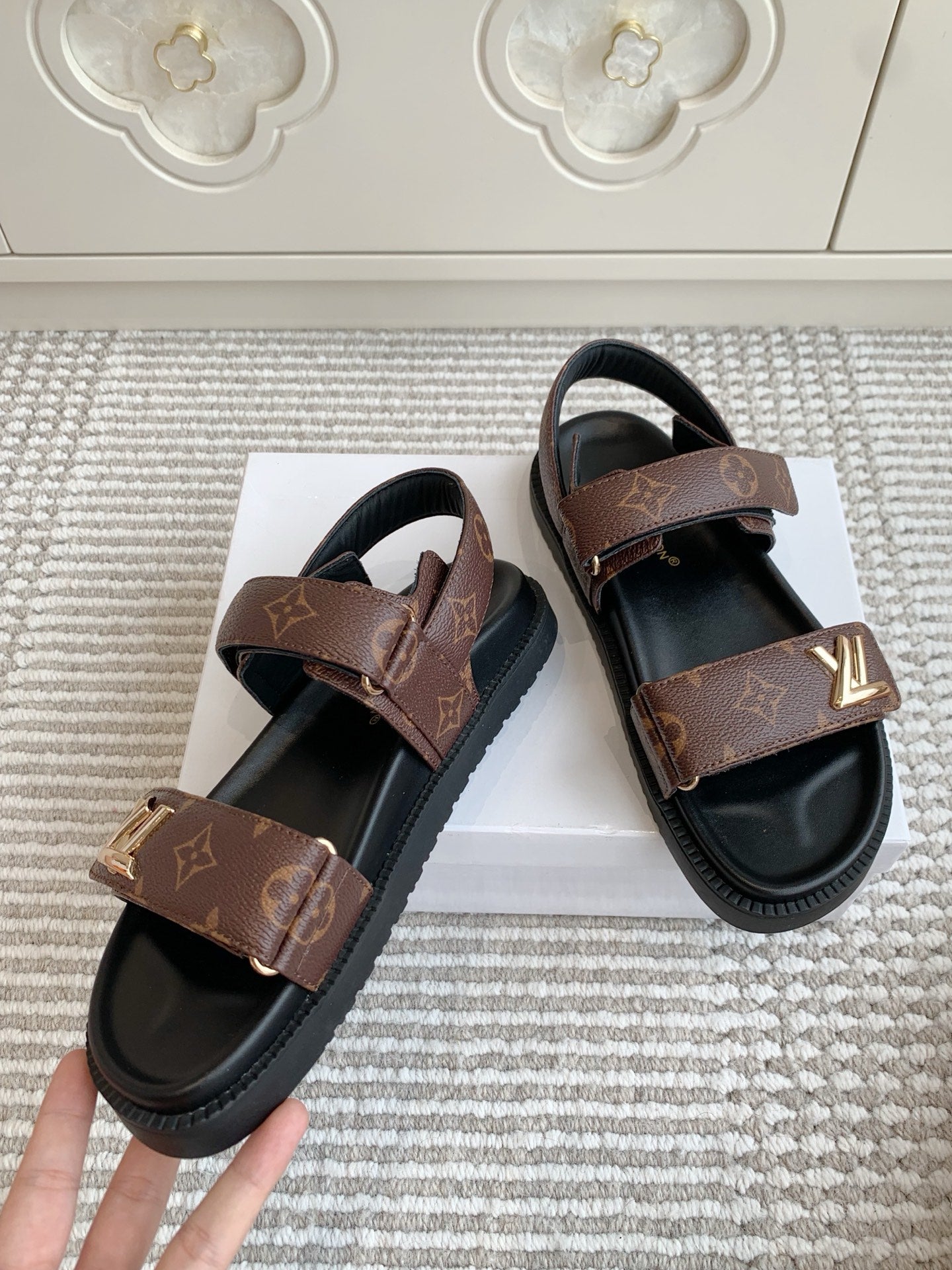 LV SANDALS 25S IN BROWN MIX BLACK CALFSKIN WITH GOLD HARDWARE、mysite、Cacoeks