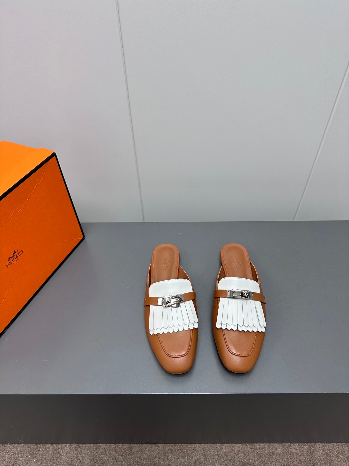 0Z MULE IN BRONZE BROWN LAMBSKIN WITH WHITE FRINGE DETAIL、mysite、Cacoeks