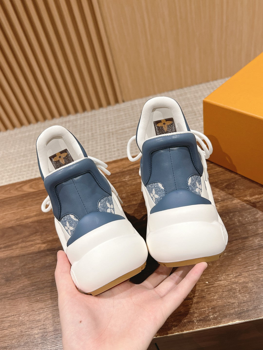 LV ARCHLIGHT SNEAKER IN WHITE MIX AEGEAN BLUE CALFSKIN AND MONOGRAM DENIM、mysite、Cacoeks