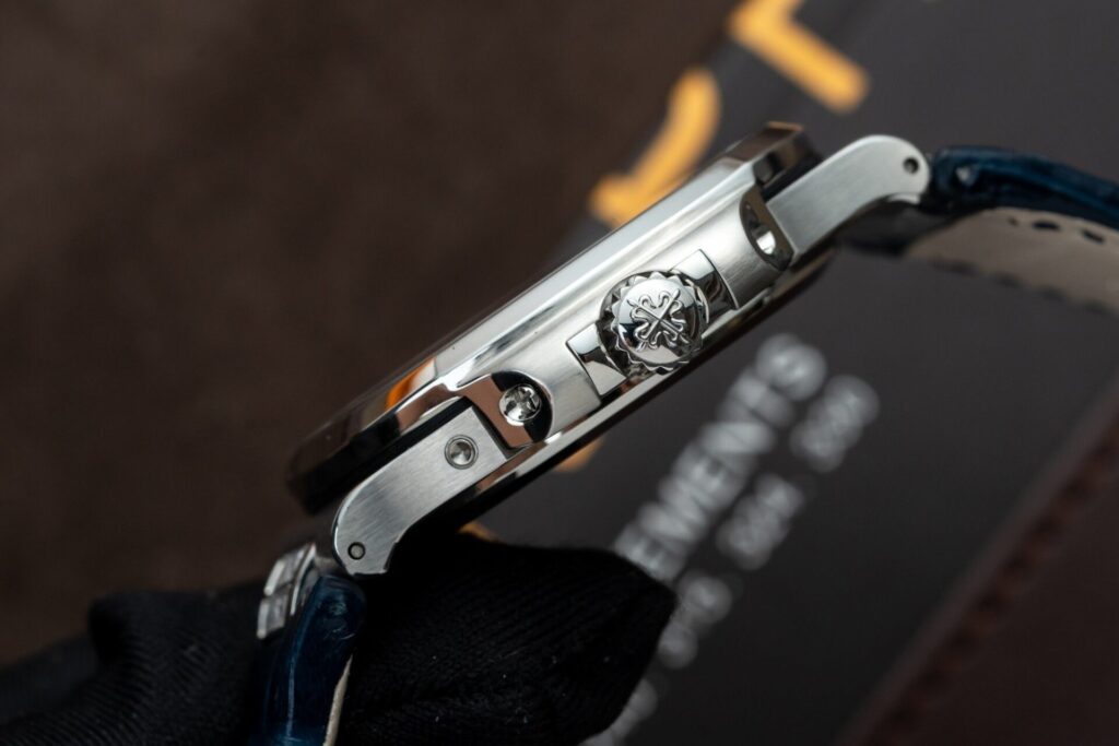 Đồng Hồ Patek Philippe Nautilus 5724G Replica 11 Blue GRF 40mm (1)
