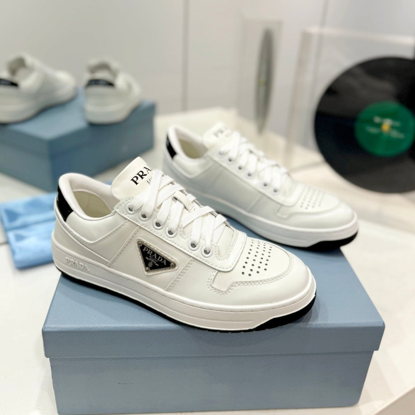 PRA DOWNTOWN PERFORATED SNEAKERS WHITE AND BLACK LOGO CALFSKIN、mysite、Cacoeks