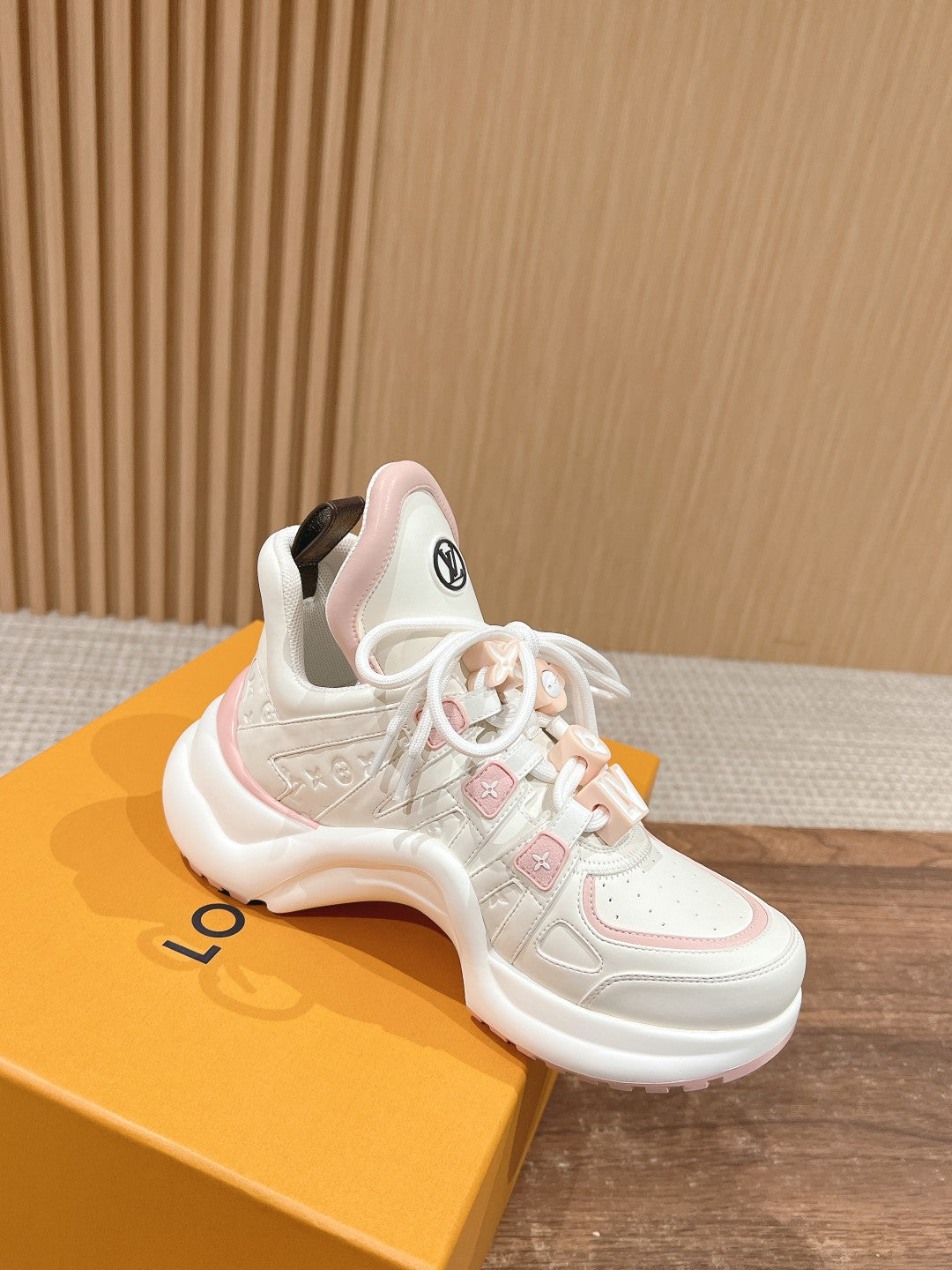 LV ARCHLIGHT SNEAKER IN WHITE MIX LIGHT PINK EMBOSSED CALFSKIN、mysite、Cacoeks