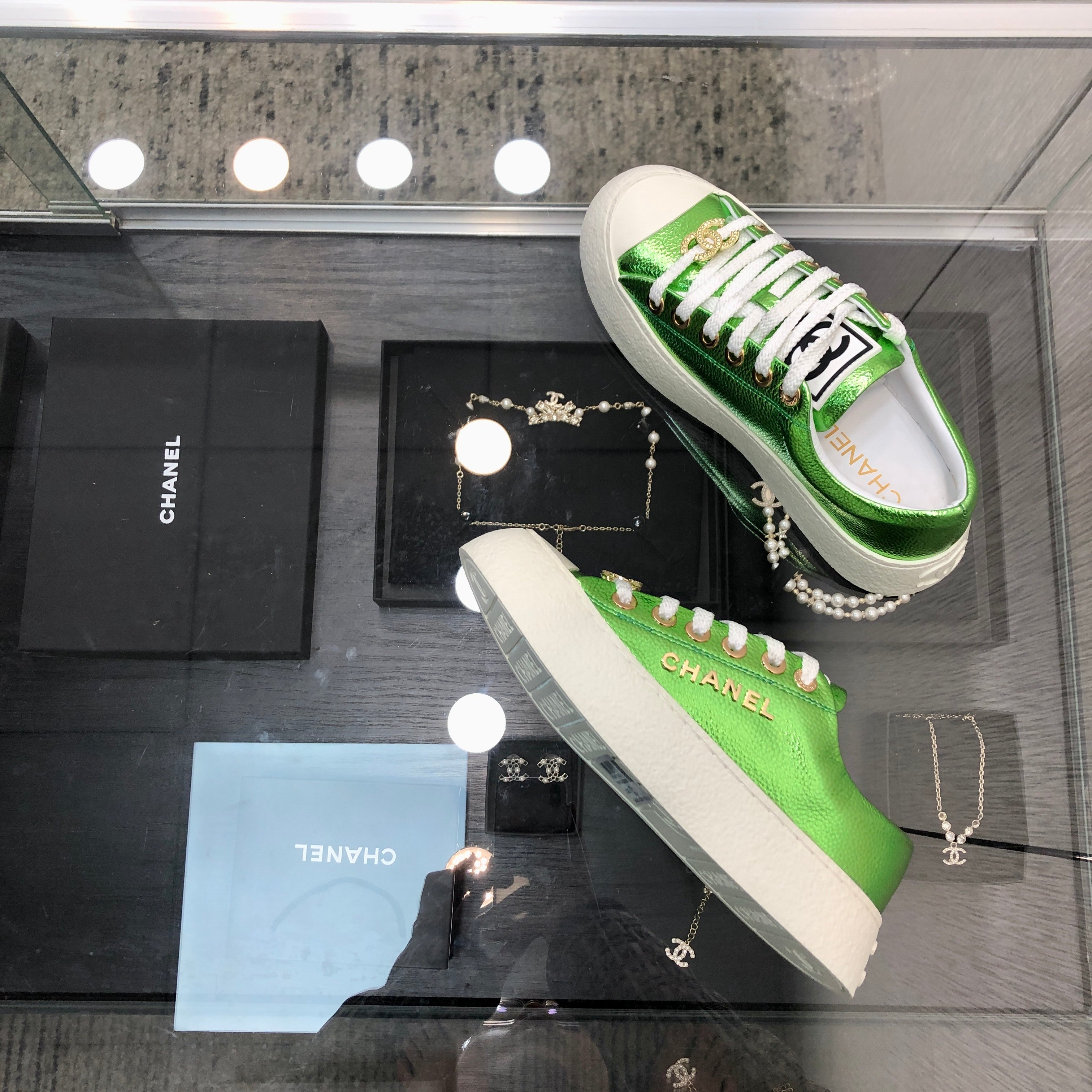 CASUAL SNEAKER IN EMERALD GREEN METALLIC LAMBSKIN WITH GOLD LOGO、mysite、Cacoeks