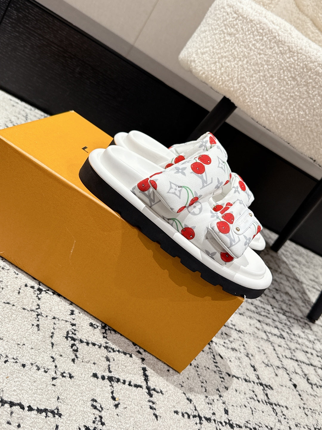 LV TWO-STRAP SLIDES 25S IN WHITE FABRIC AND CALFSKIN、mysite、Cacoeks