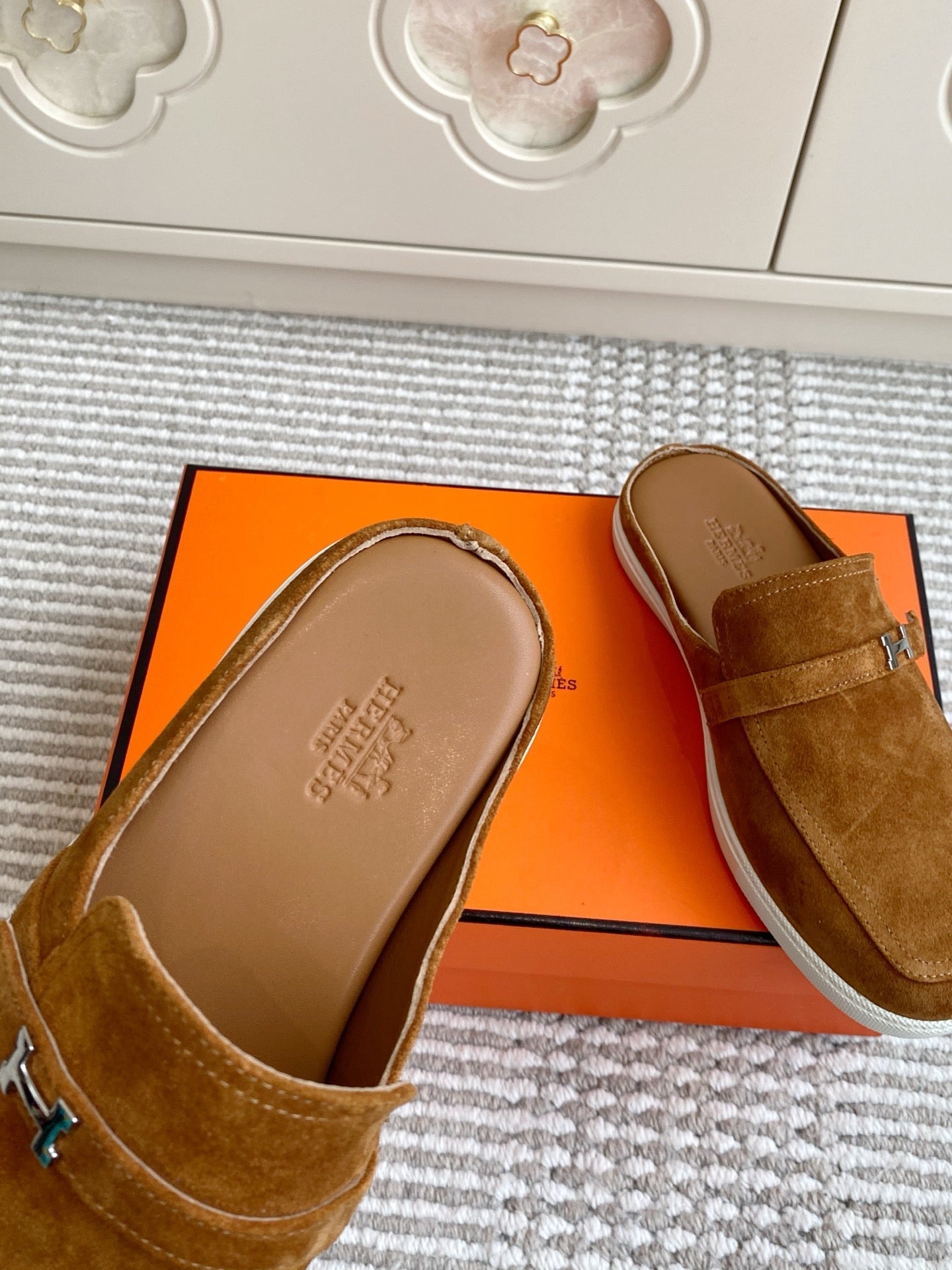 HM 25S MULES IN BROWN SUEDE WITH SILVER HARDWARE、mysite、Cacoeks