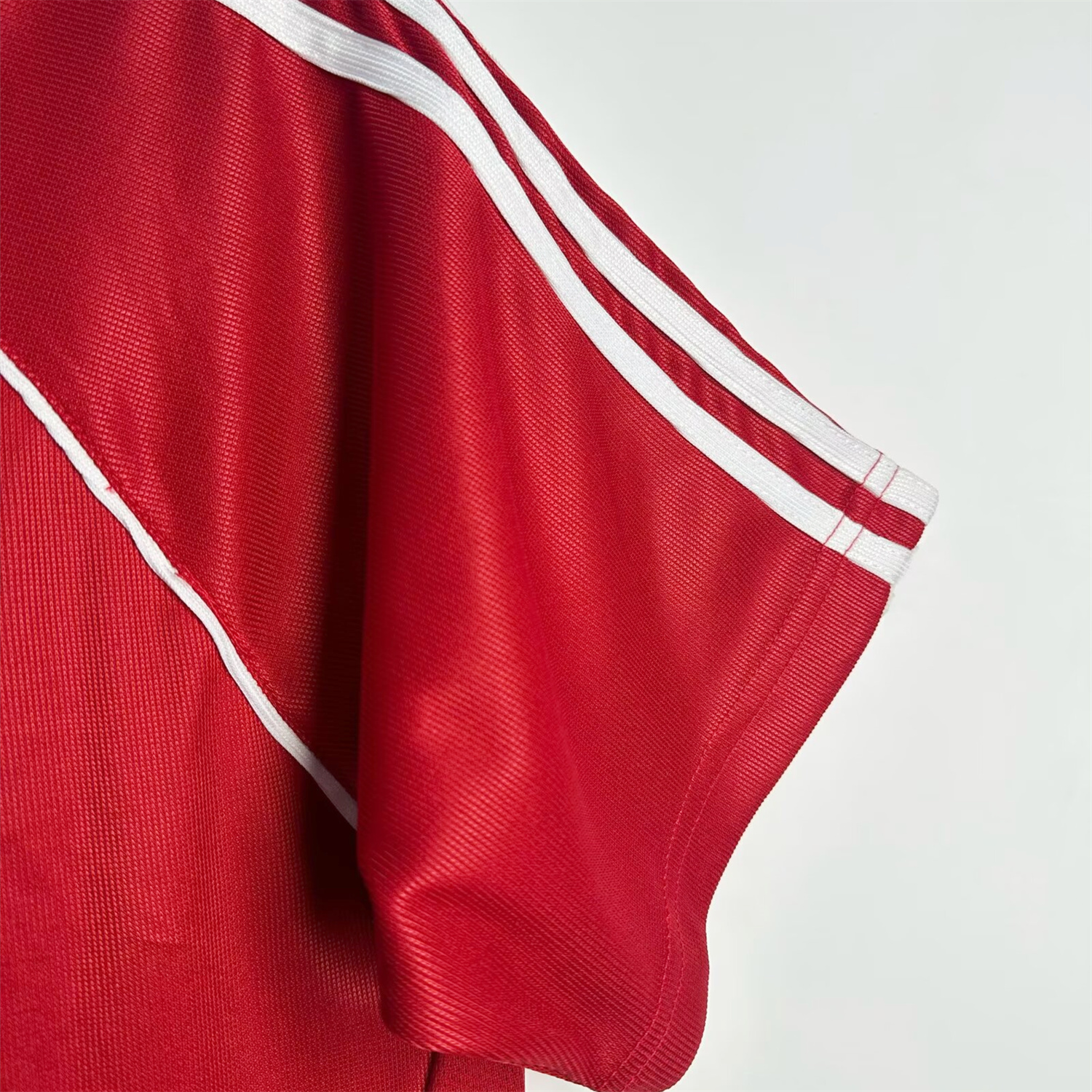 GlobeJersey-Retro Bayern Munich 2005-06 Home Jersey