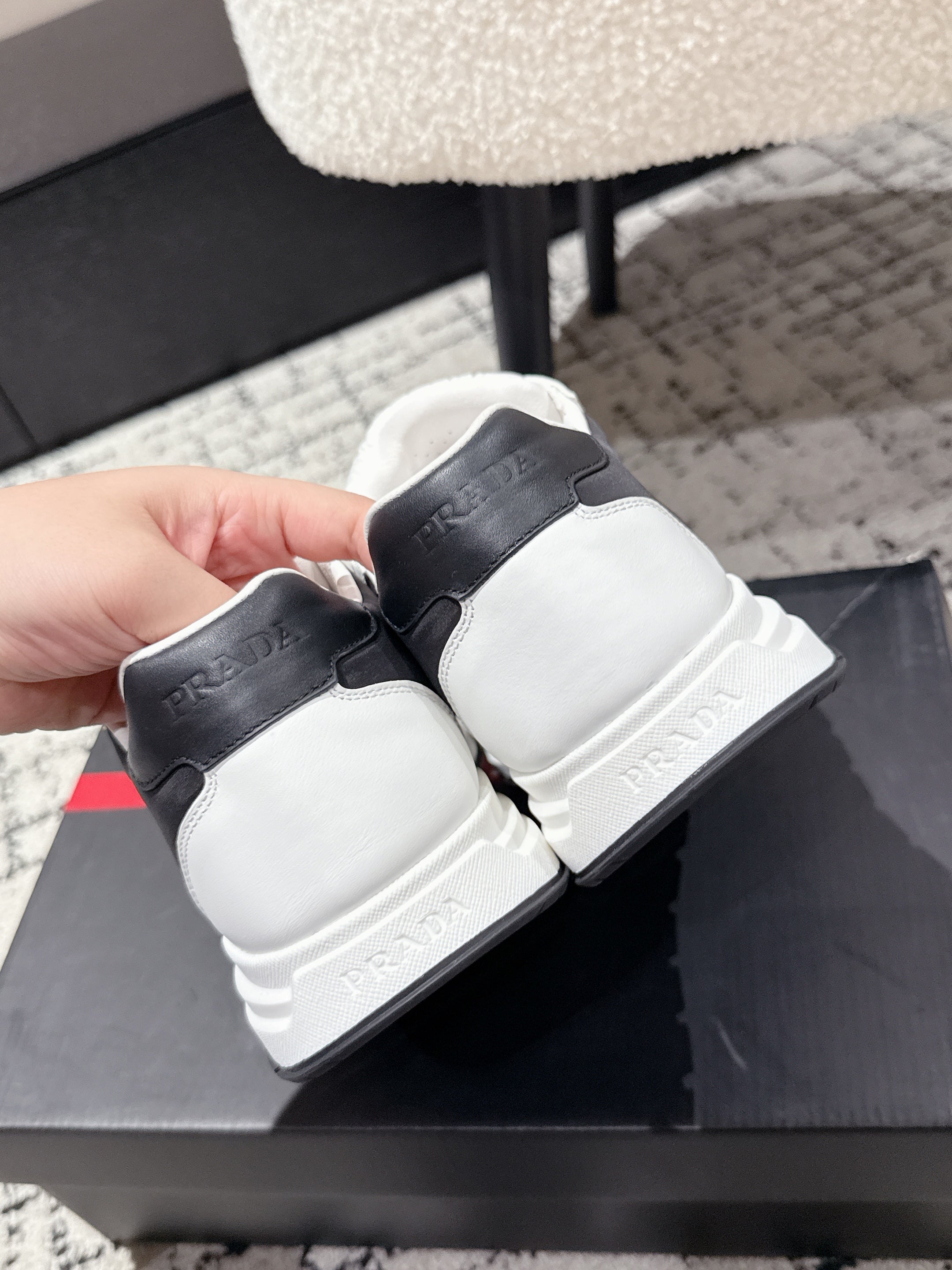 PRADA 25S MEN SNEAKERS LOGO IN WHITE AND BLACK NUBUCK AND CANVAS、mysite、Cacoeks