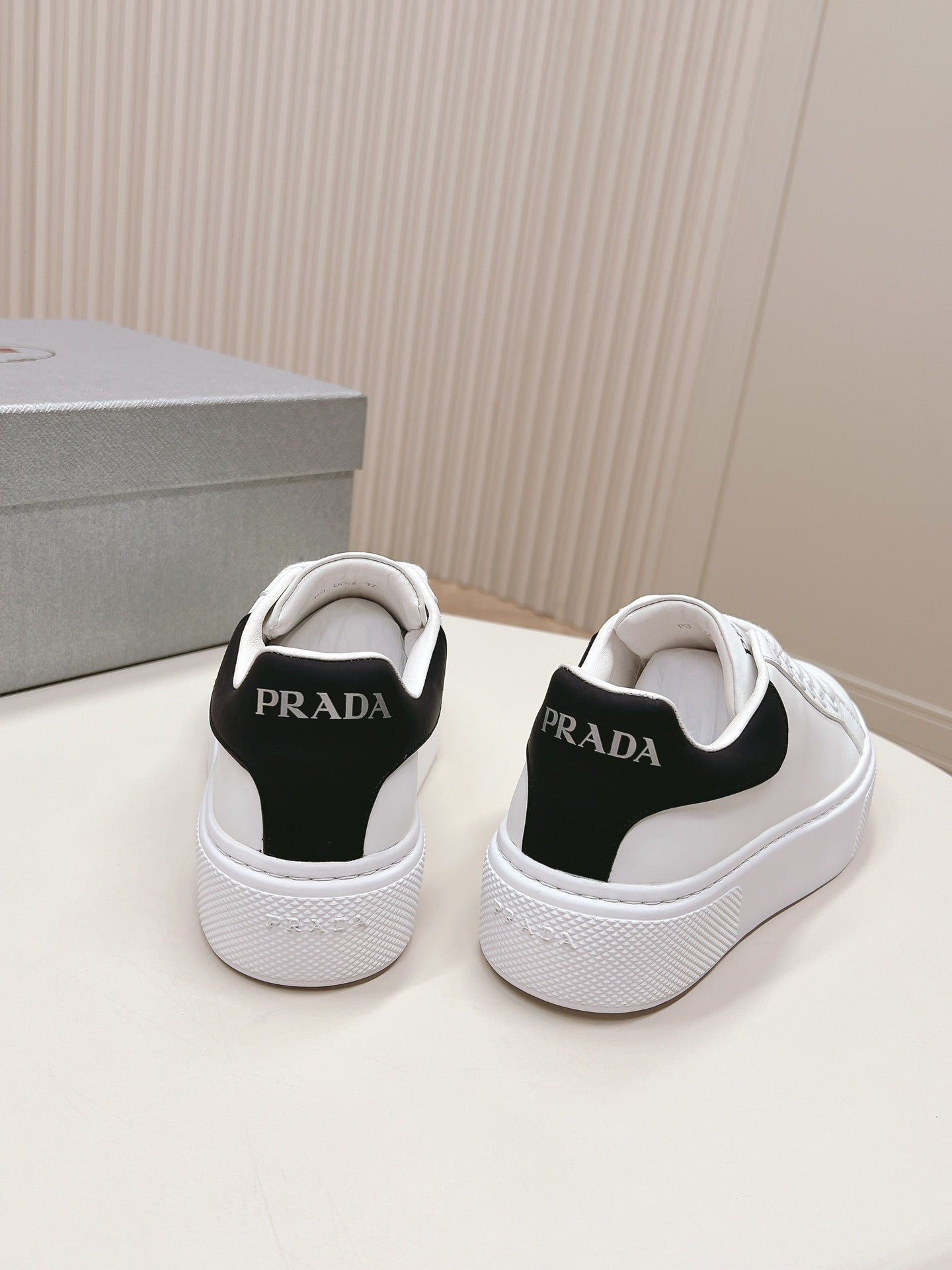PRA RETRO SNEAKERS WHITE AND BLACK CALFSKIN、mysite、Cacoeks