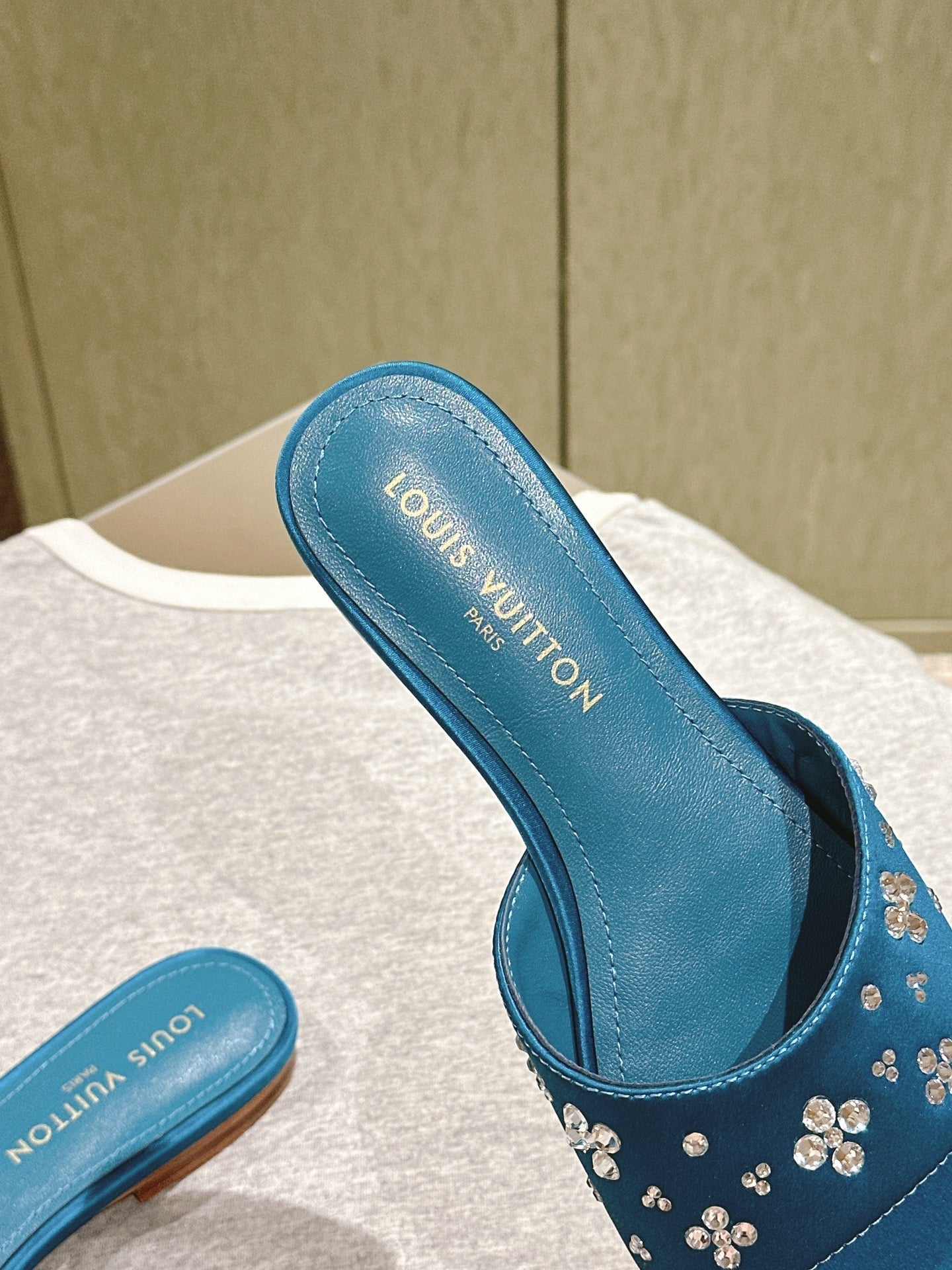 LV WOMEN FLAT MULE IN COBALT BLUE SATIN WITH RHINESTONE、mysite、Cacoeks