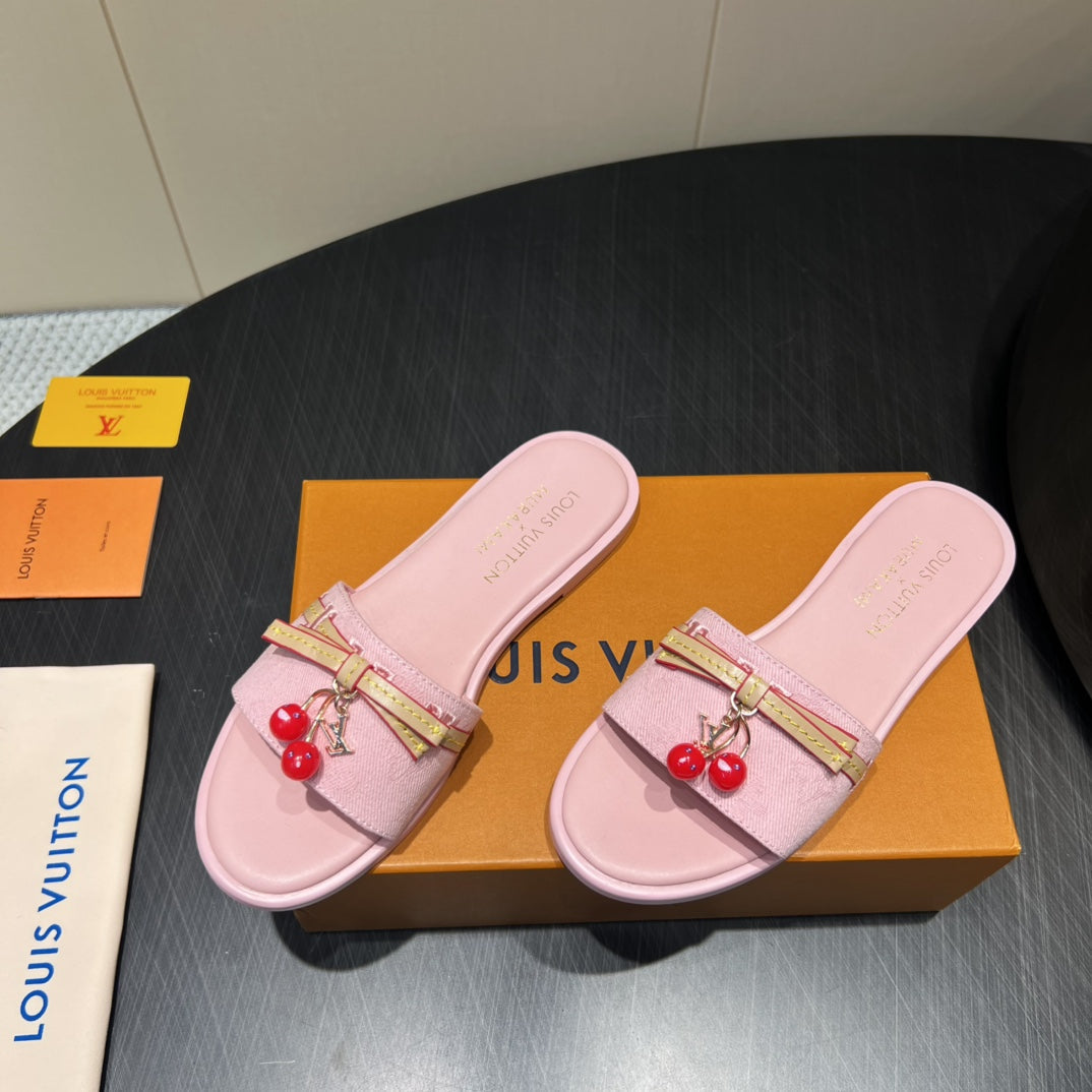 LV SLIDE SANDALS 25S IN BABY PINK DENIM AND CALFSKIN WITH CHERRY BLOSSOM BUCKLE、mysite、Cacoeks