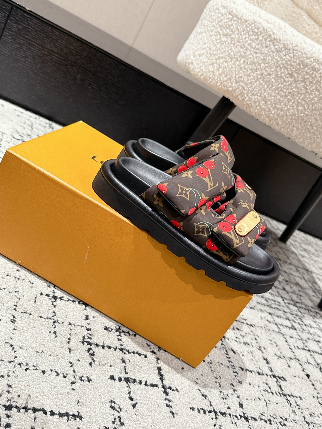 LV MIAMI-STYLE SANDALS 25S IN BROWN FABRIC AND BLACK CALFSKIN、mysite、Cacoeks