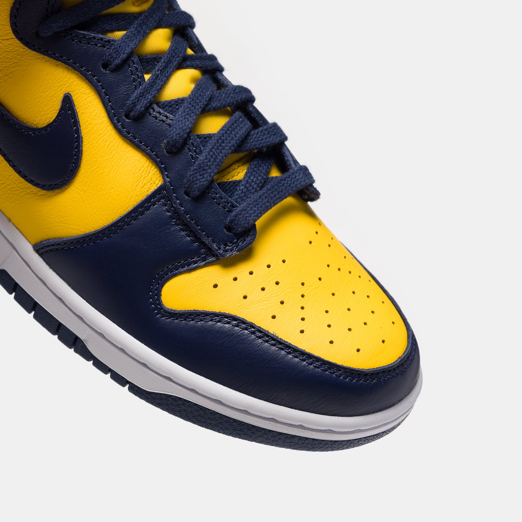 Dunk High Retro SE Sneaker in Varsity Maize/Midnight Navy/White