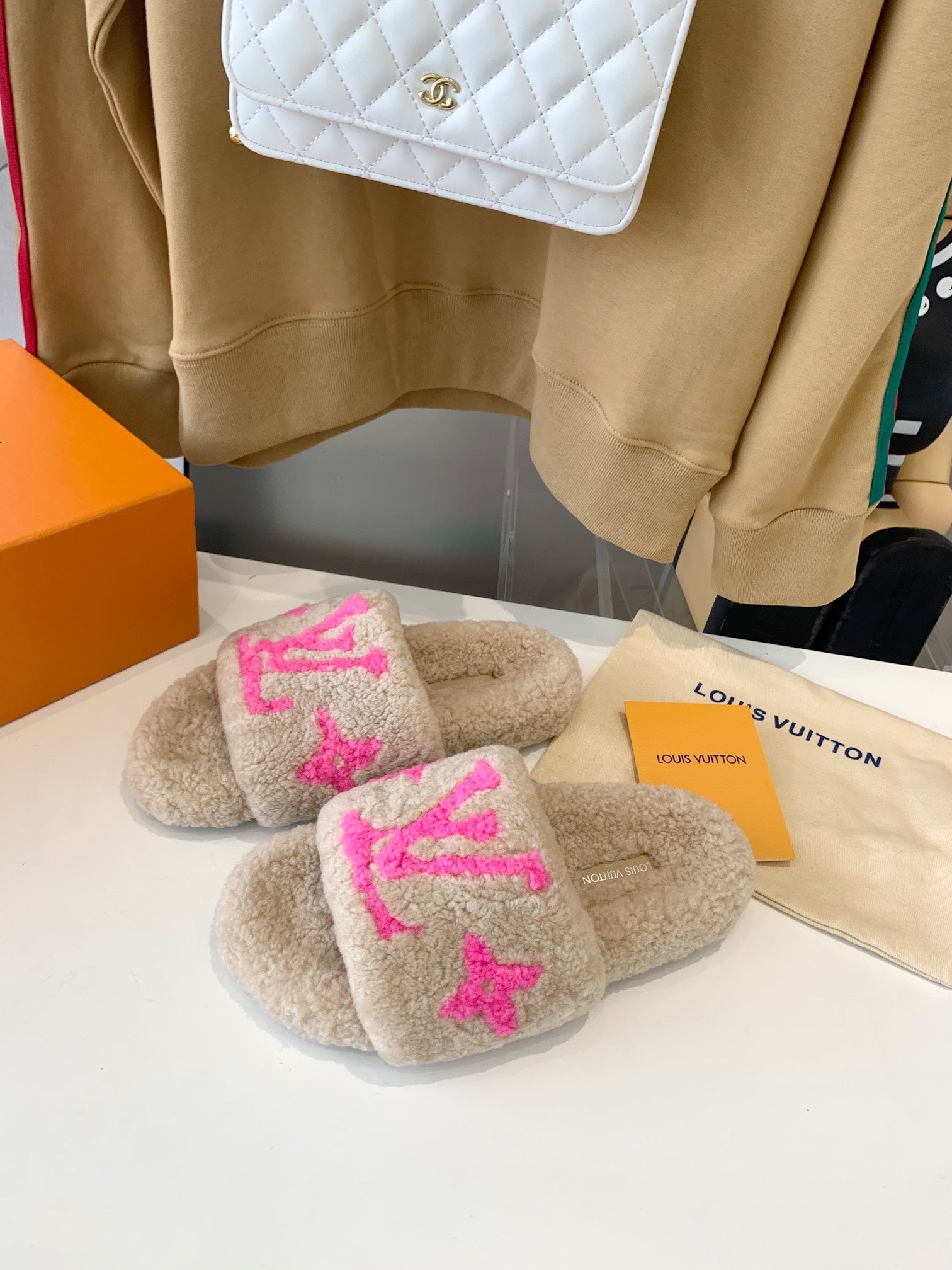 LV WOMEN'S PASEO FLAT SLIPPER IN BEIGE FLEECE WITH BRIGHT PINK LOGO、mysite、Cacoeks