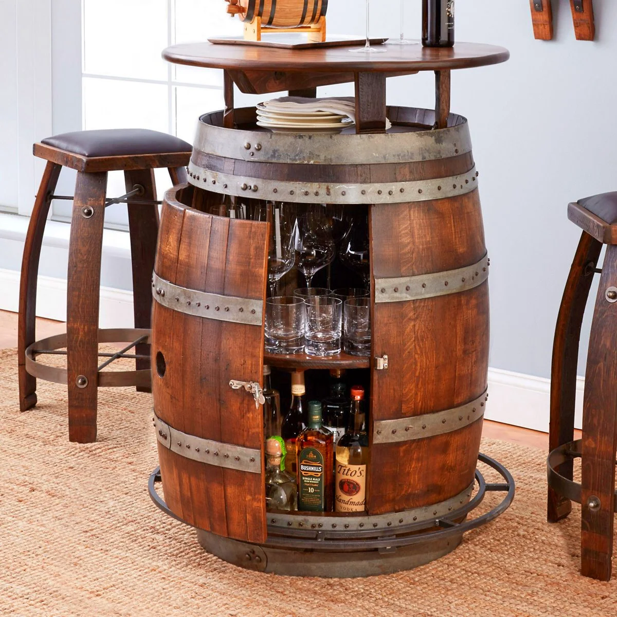 Ultimate Wine Barrel Table tiene un almacenamiento oculto en el interior