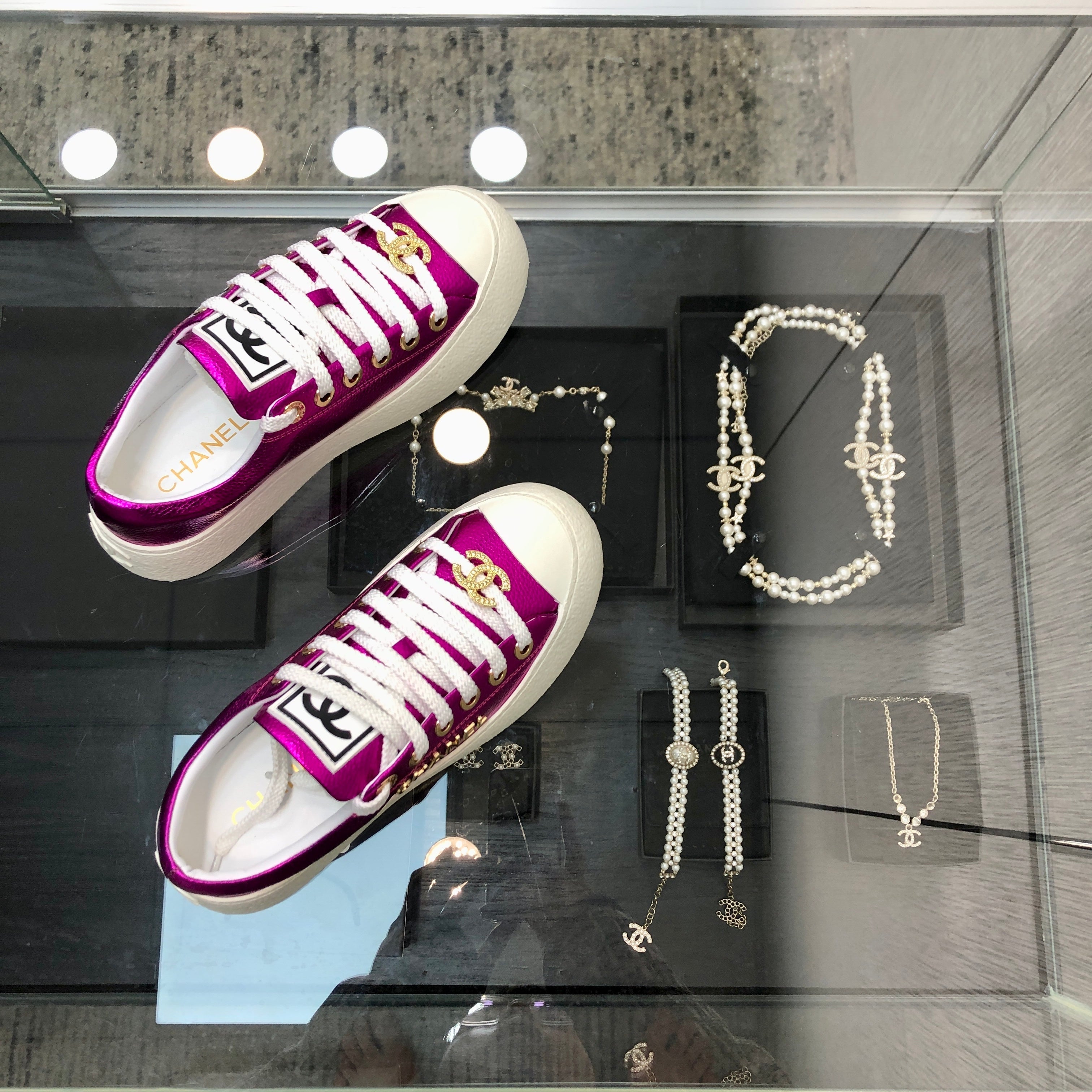 CASUAL SNEAKER IN MAGENTA PURPLE METALLIC LAMBSKIN WITH GOLD LOGO、mysite、Cacoeks