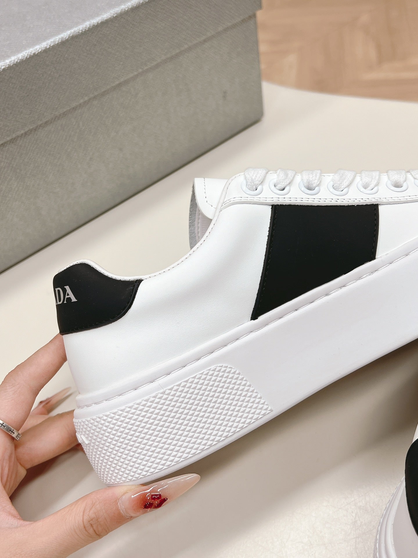 PRA LEATHER LOGO OUTLET SNEAKERS BLACK AND WHITE CALFSKIN、mysite、Cacoeks