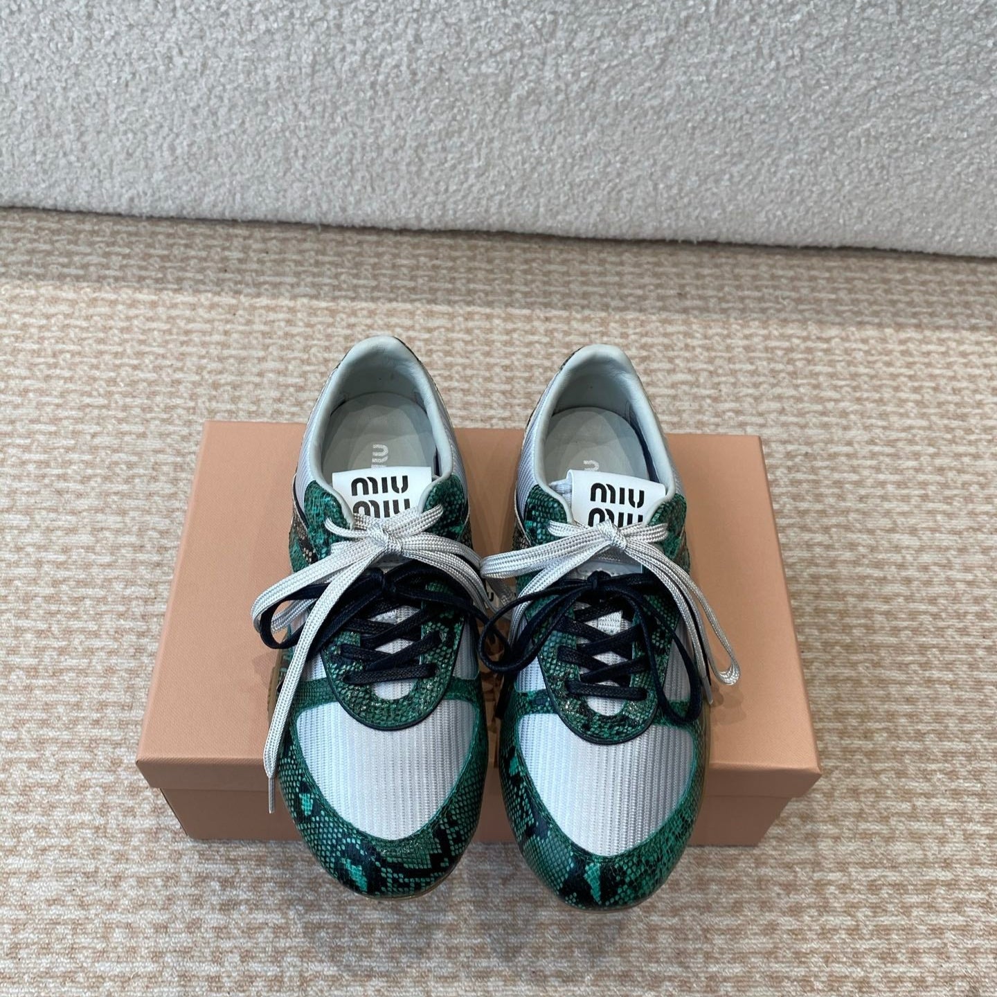 GYMNASIUM SNEAKER IN SILVER FABRIC AND DARK GREEN SNAKE EFFECT CALFSKIN、mysite、Cacoeks