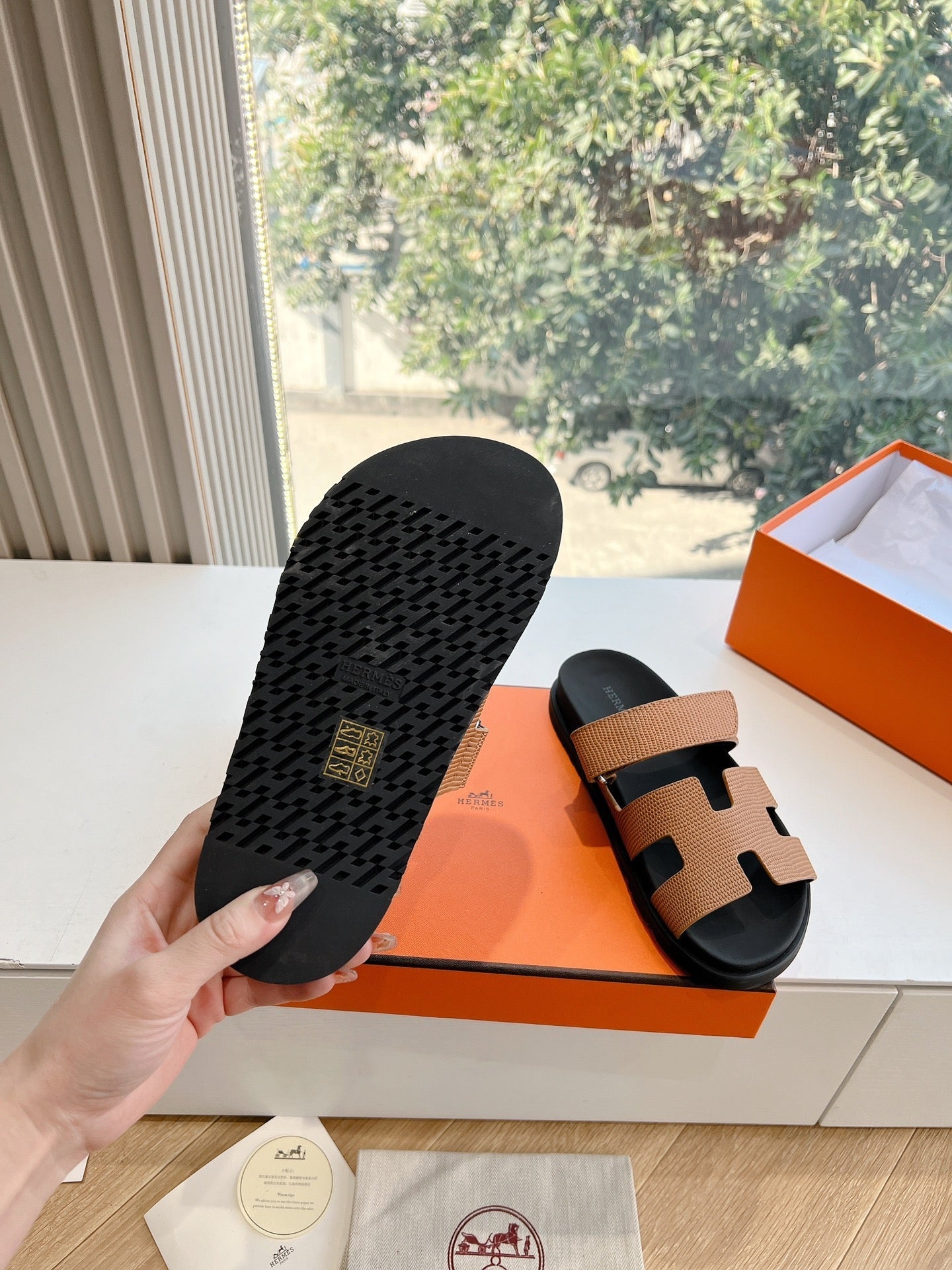 CHYPRE SANDAL IN CIDER BROWN SHINY GRAINED CALFSKIN、mysite、Cacoeks