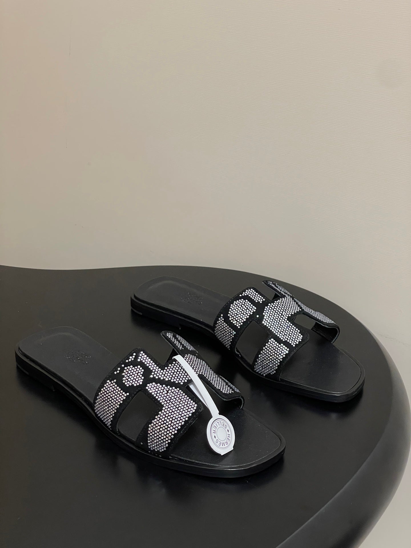 HM 25S ORAN SANDAL IN BLACK LAMBSKIN WITH WHITE STONE DETAILS、mysite、Cacoeks